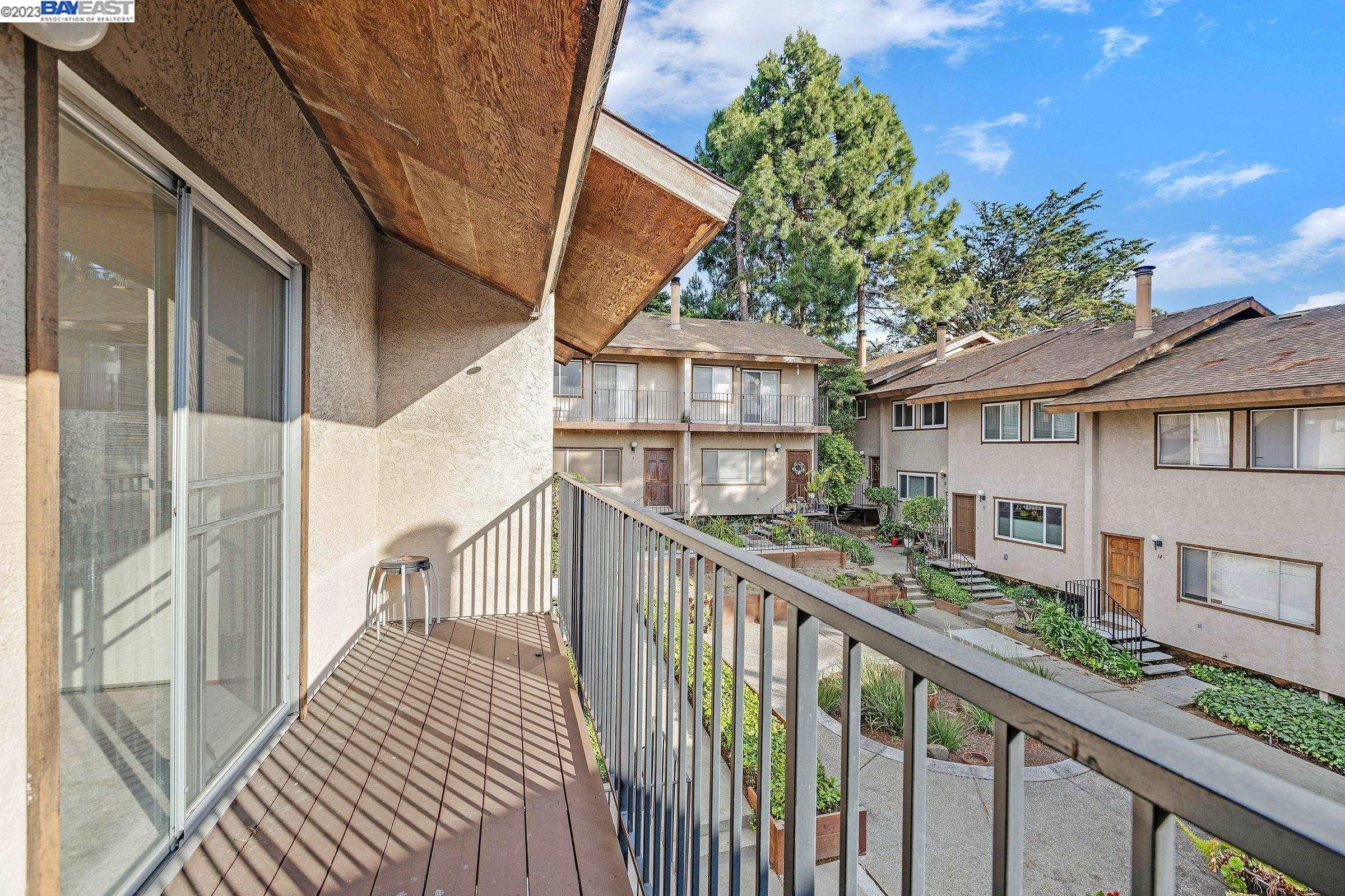More Details about MLS # 41029778 : 3800 MAYBELLE AVE # 4
