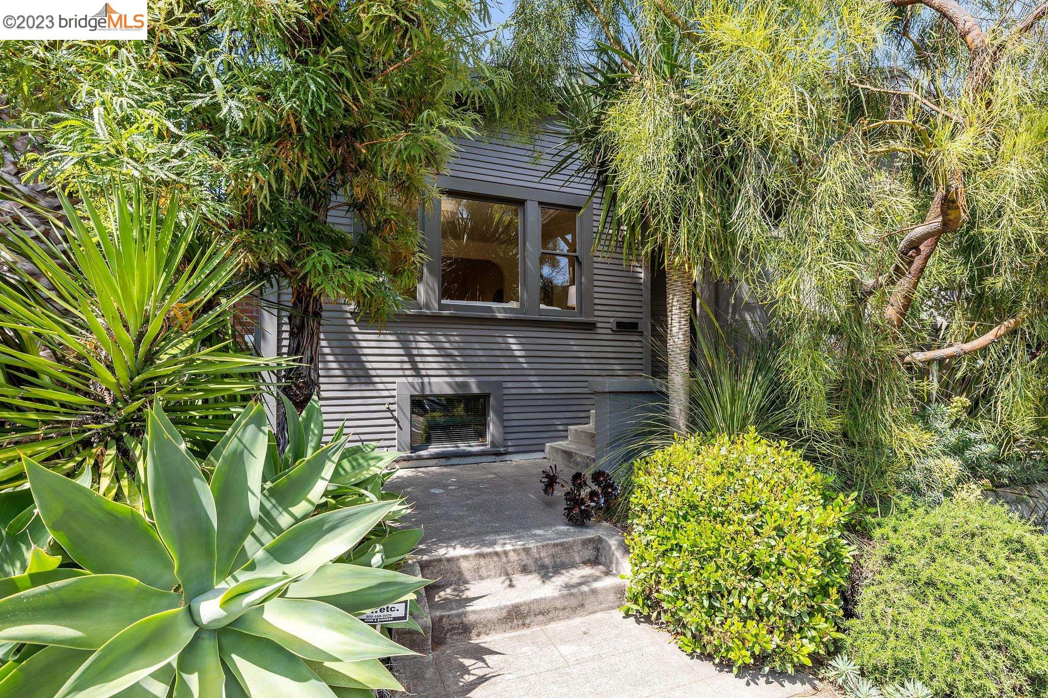 Detail Gallery Image 1 of 1 For 956 43rd Street, Oakland,  CA 94608 - 2 Beds | 1 Baths