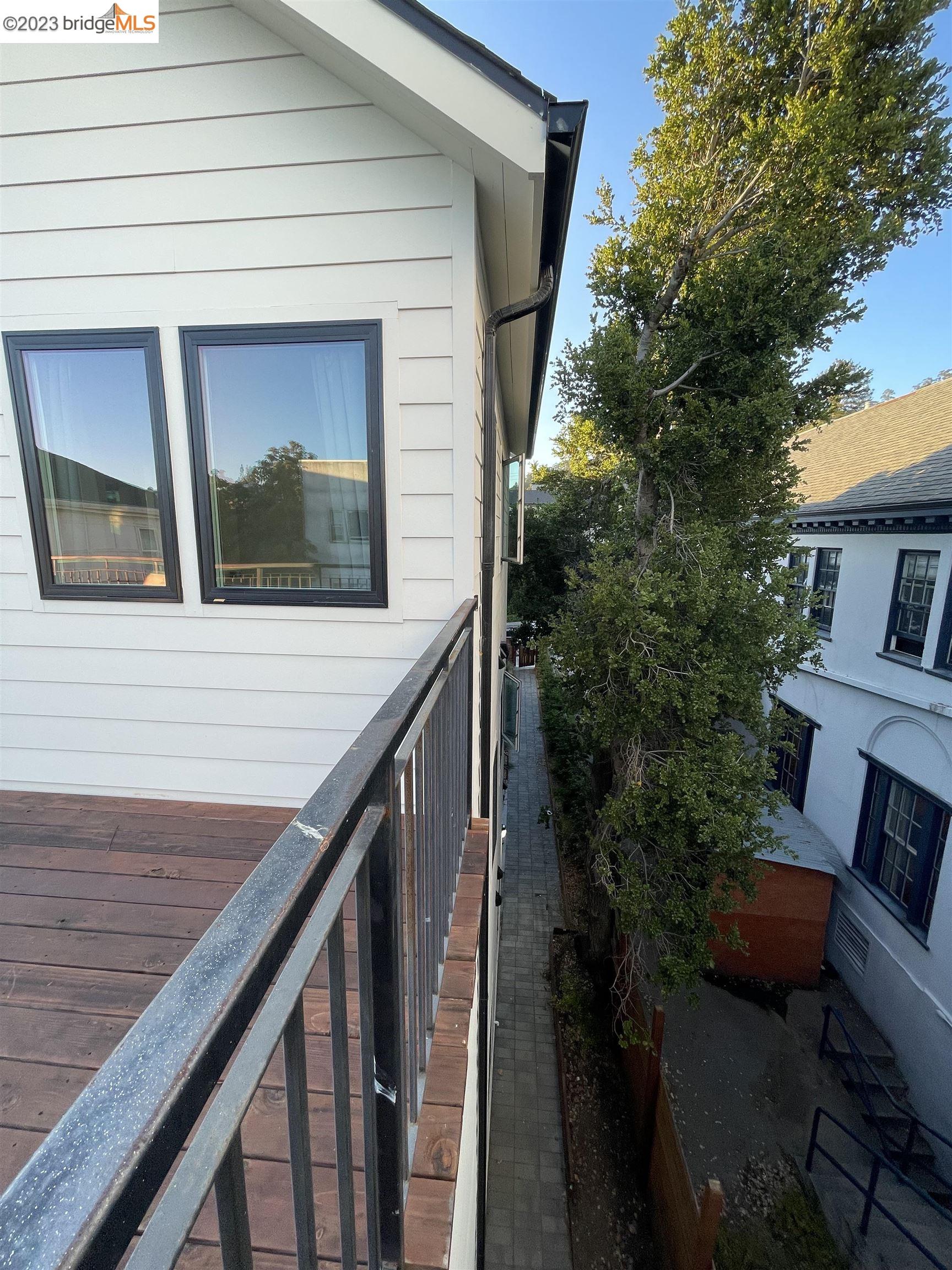 Detail Gallery Image 2 of 15 For 2718 Durant Ave #B,  Berkeley,  CA 94704-1725 - 3 Beds | 1 Baths