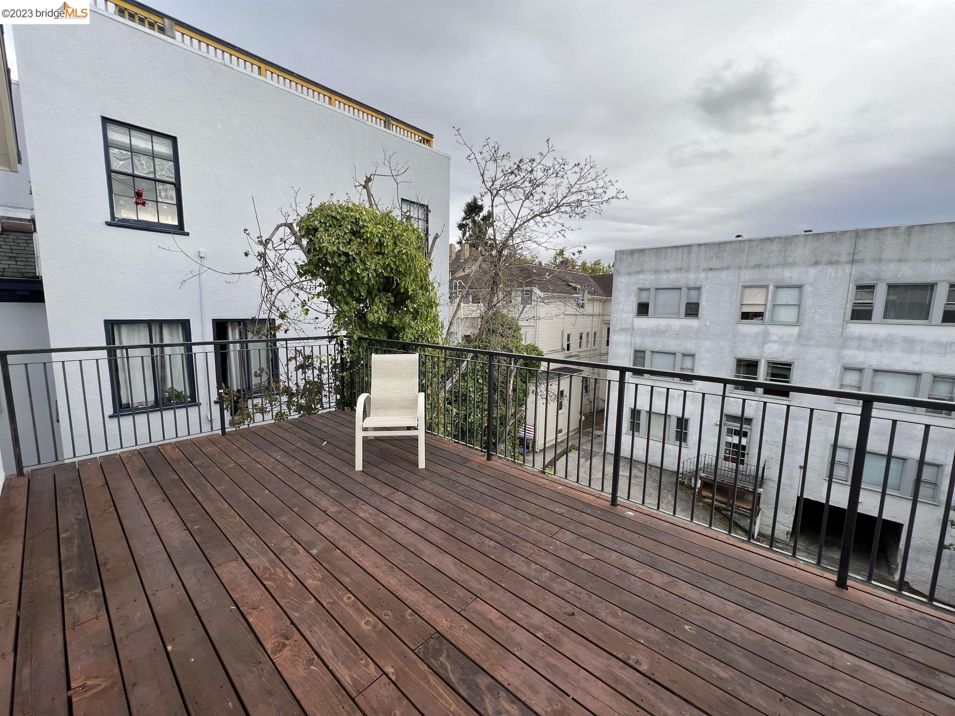 Detail Gallery Image 4 of 15 For 2718 Durant Ave #B,  Berkeley,  CA 94704-1725 - 3 Beds | 1 Baths