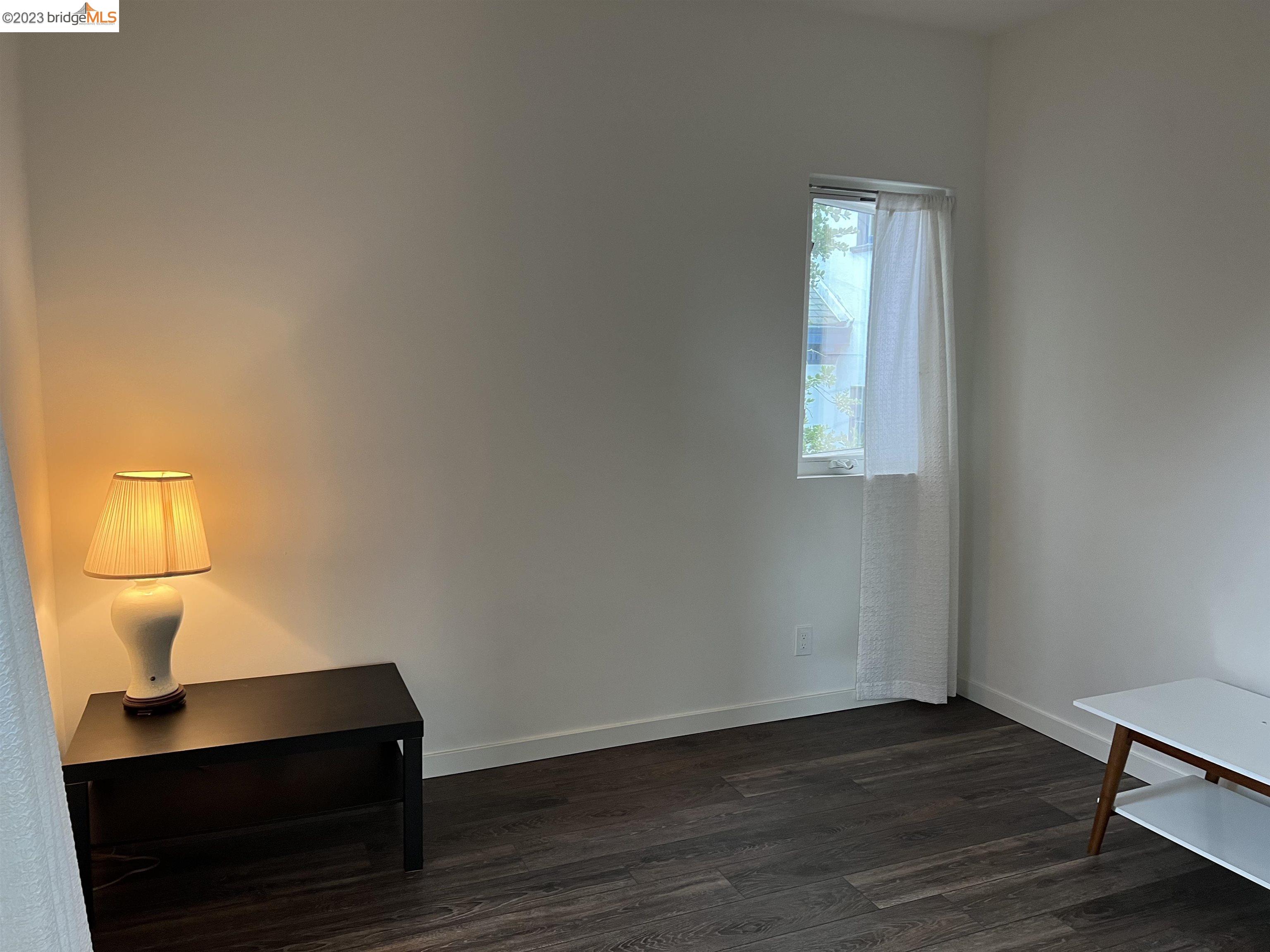 Detail Gallery Image 9 of 15 For 2718 Durant Ave #B,  Berkeley,  CA 94704-1725 - 3 Beds | 1 Baths
