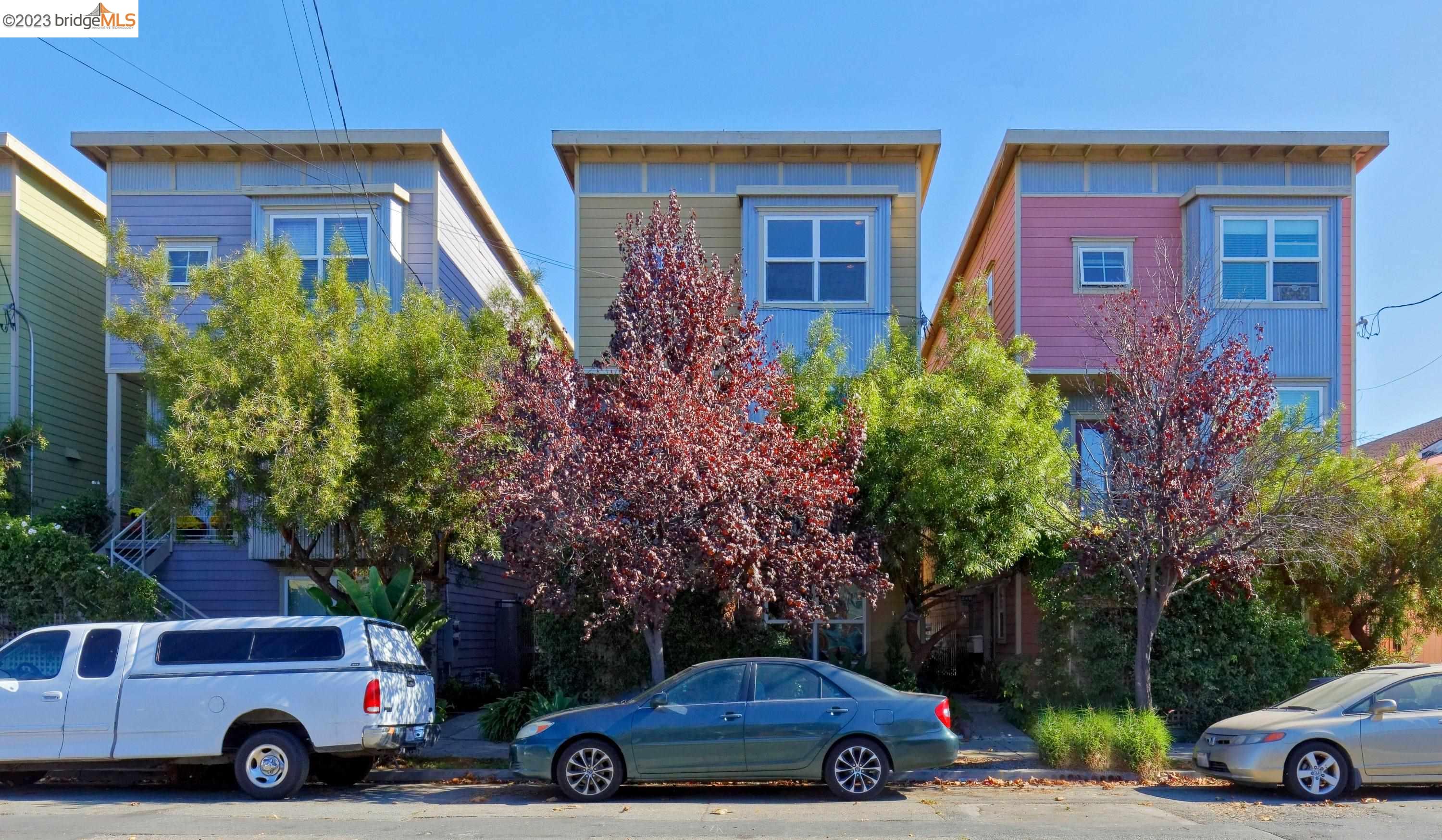 Detached townhouse with 3 bedrooms and 3 bathrooms on Emeryville border built in 2006. This property comes equipped with Eco-friendly radiant heat, hardwood floors, chef's kitchen for great entertainment and open modern floor plan, high ceilings and with fantastic light throughout, step outside to its private balcony to enjoy your morning or evenings! Located on tree-lined street blocks from Emeryville, Bay Bridge shopping, restaurants, coffee shops and public transportation.