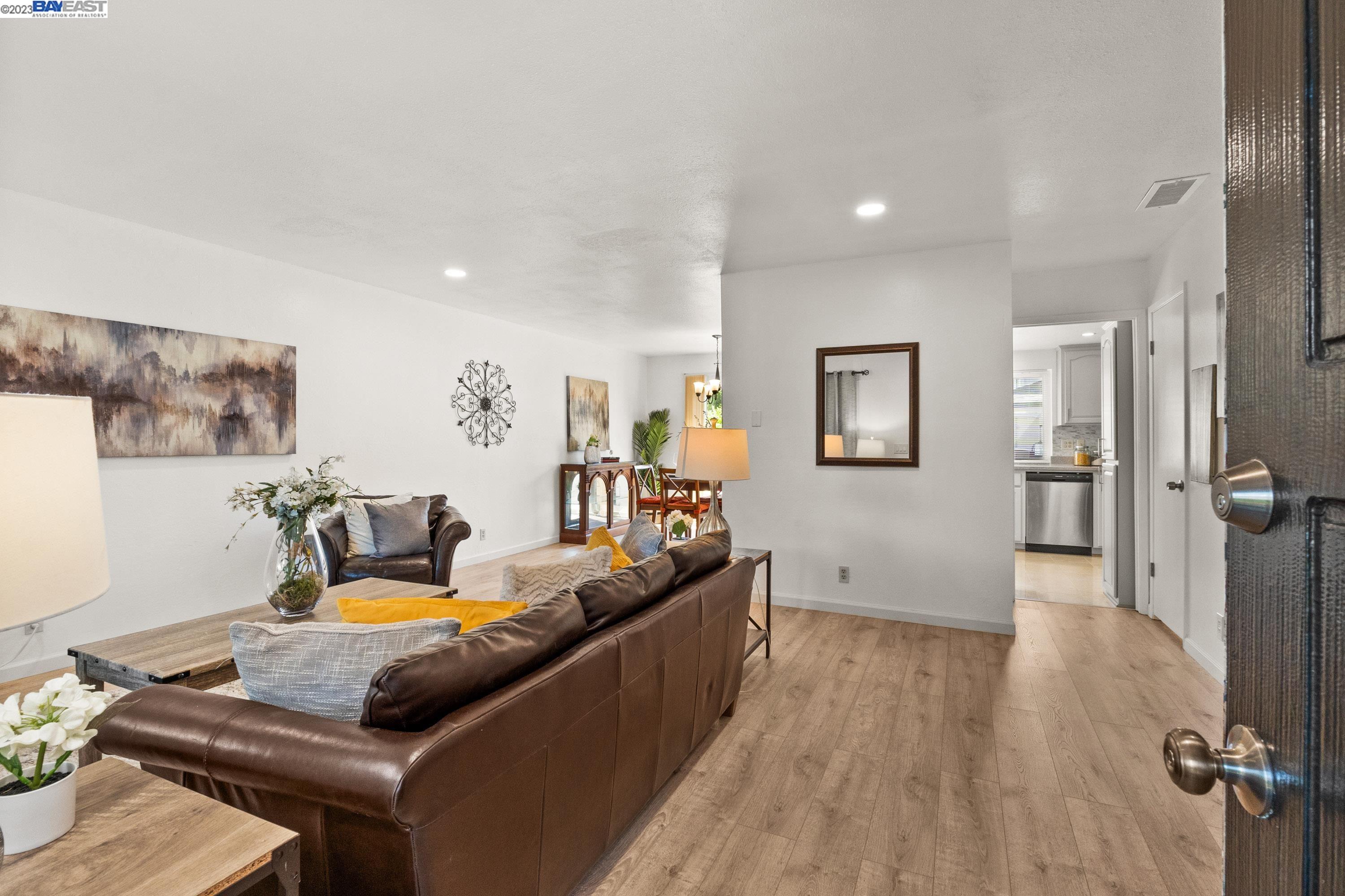 Photo #2: 41031669 Listing 