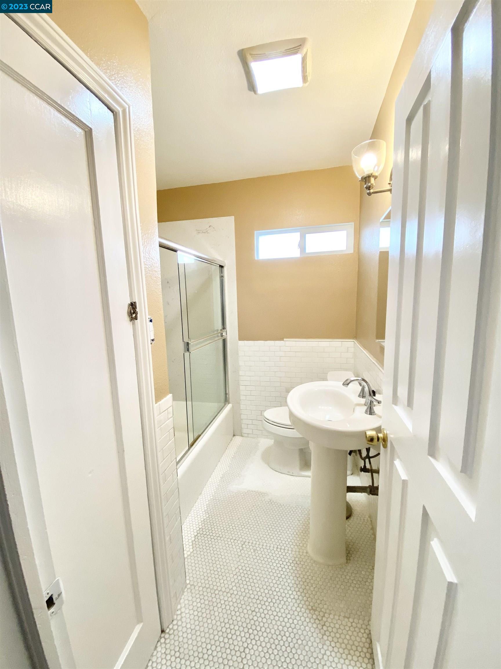 Detail Gallery Image 18 of 27 For 1420 Meadow Ln, Concord,  CA 94520 - 3 Beds | 2 Baths