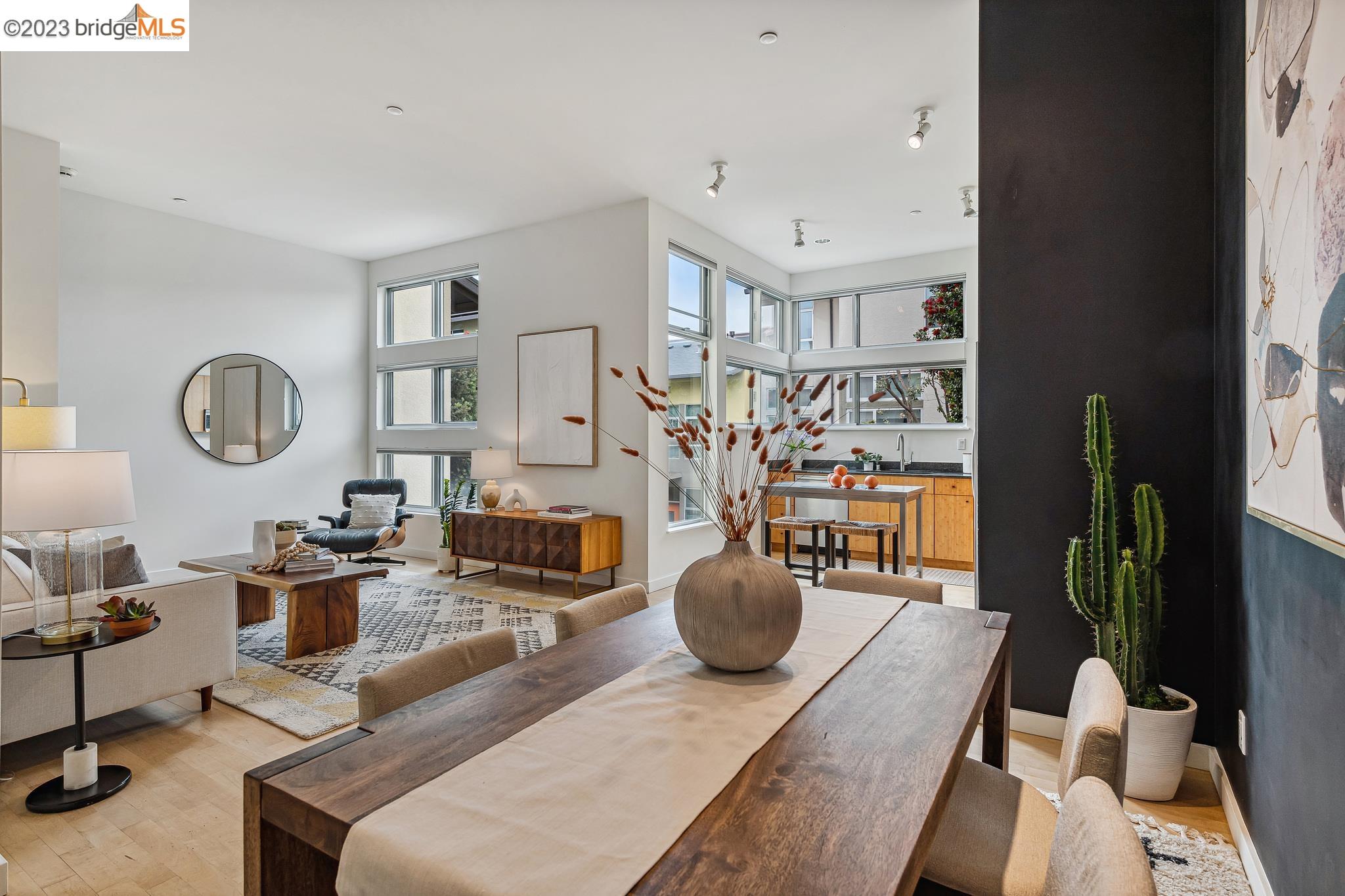 Detail Gallery Image 1 of 1 For 8 Moss Ln, Oakland,  CA 94608 - 2 Beds | 2 Baths