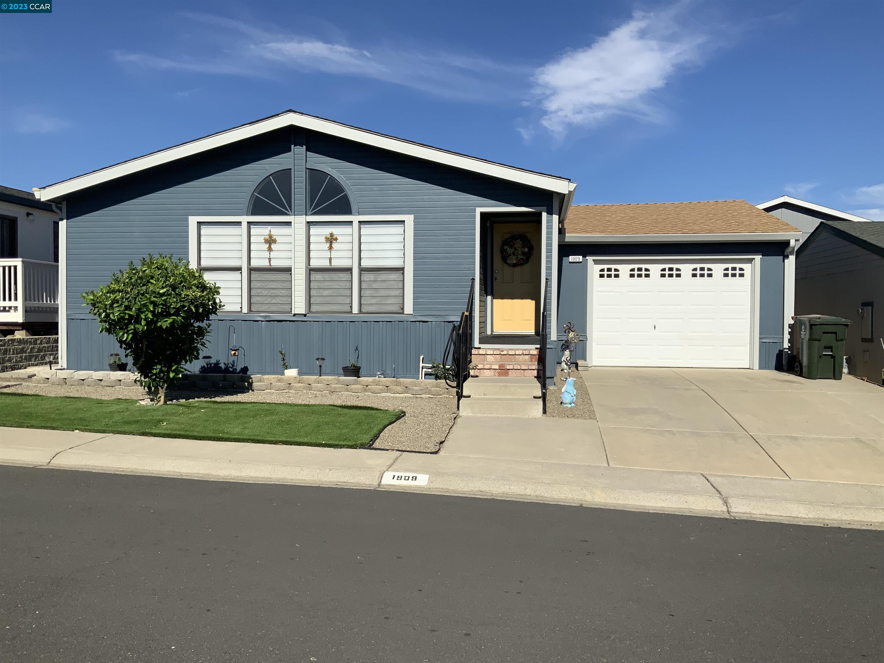 Detail Gallery Image 1 of 1 For 1909 Strasbourg Ln., Antioch,  CA 94509 - 2 Beds | 2 Baths