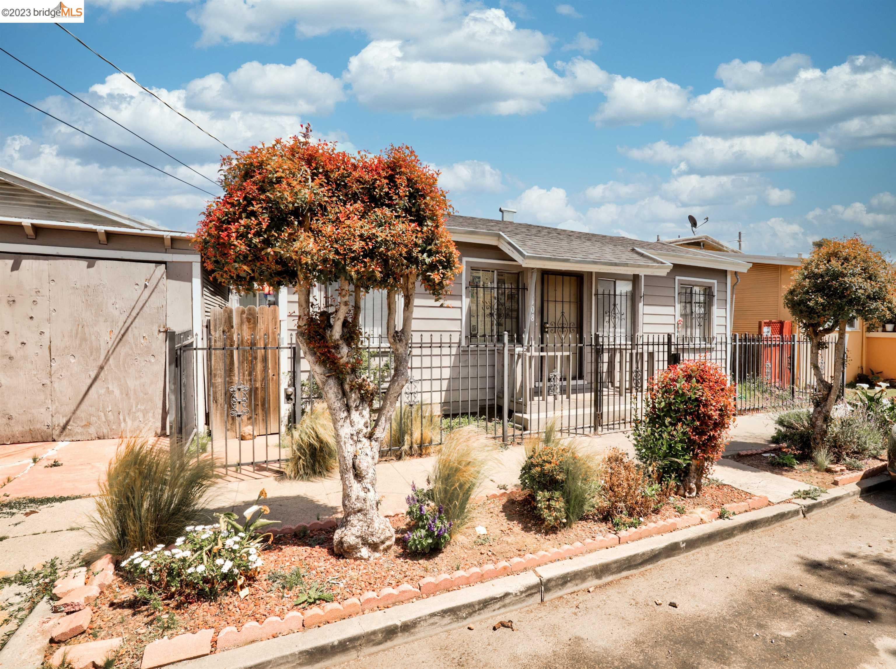 Detail Gallery Image 2 of 36 For 6408 Flora Street, Oakland,  CA 94621-3820 - 2 Beds | 1 Baths