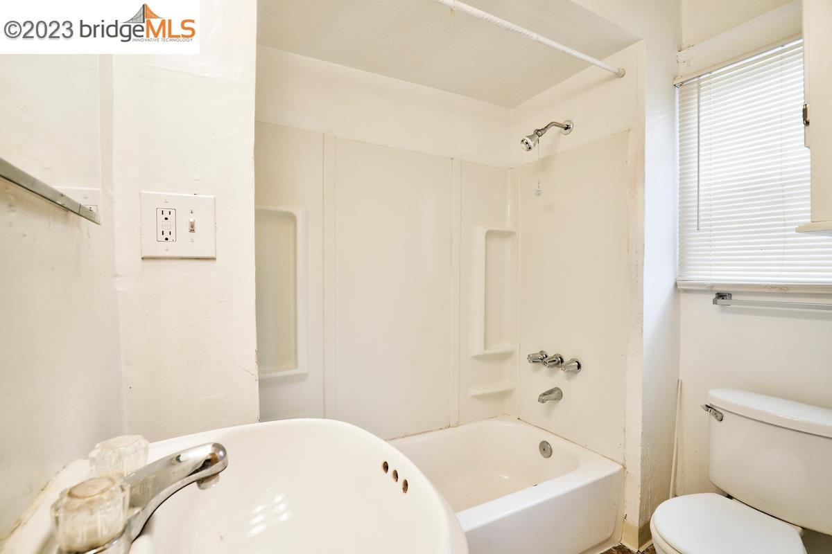 Detail Gallery Image 28 of 36 For 6408 Flora Street, Oakland,  CA 94621-3820 - 2 Beds | 1 Baths