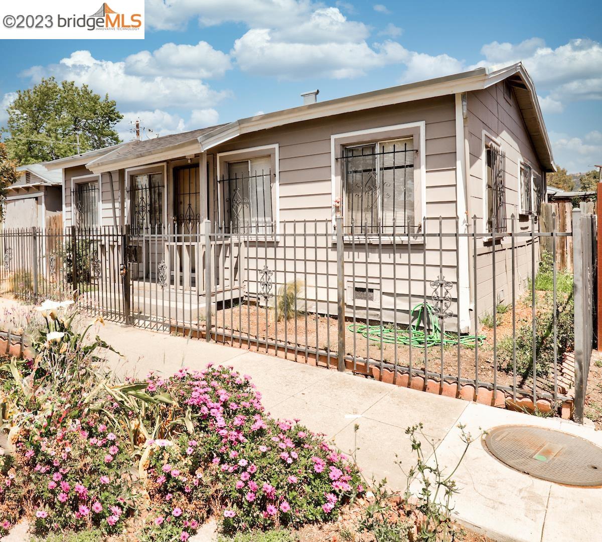 Detail Gallery Image 4 of 36 For 6408 Flora Street, Oakland,  CA 94621-3820 - 2 Beds | 1 Baths