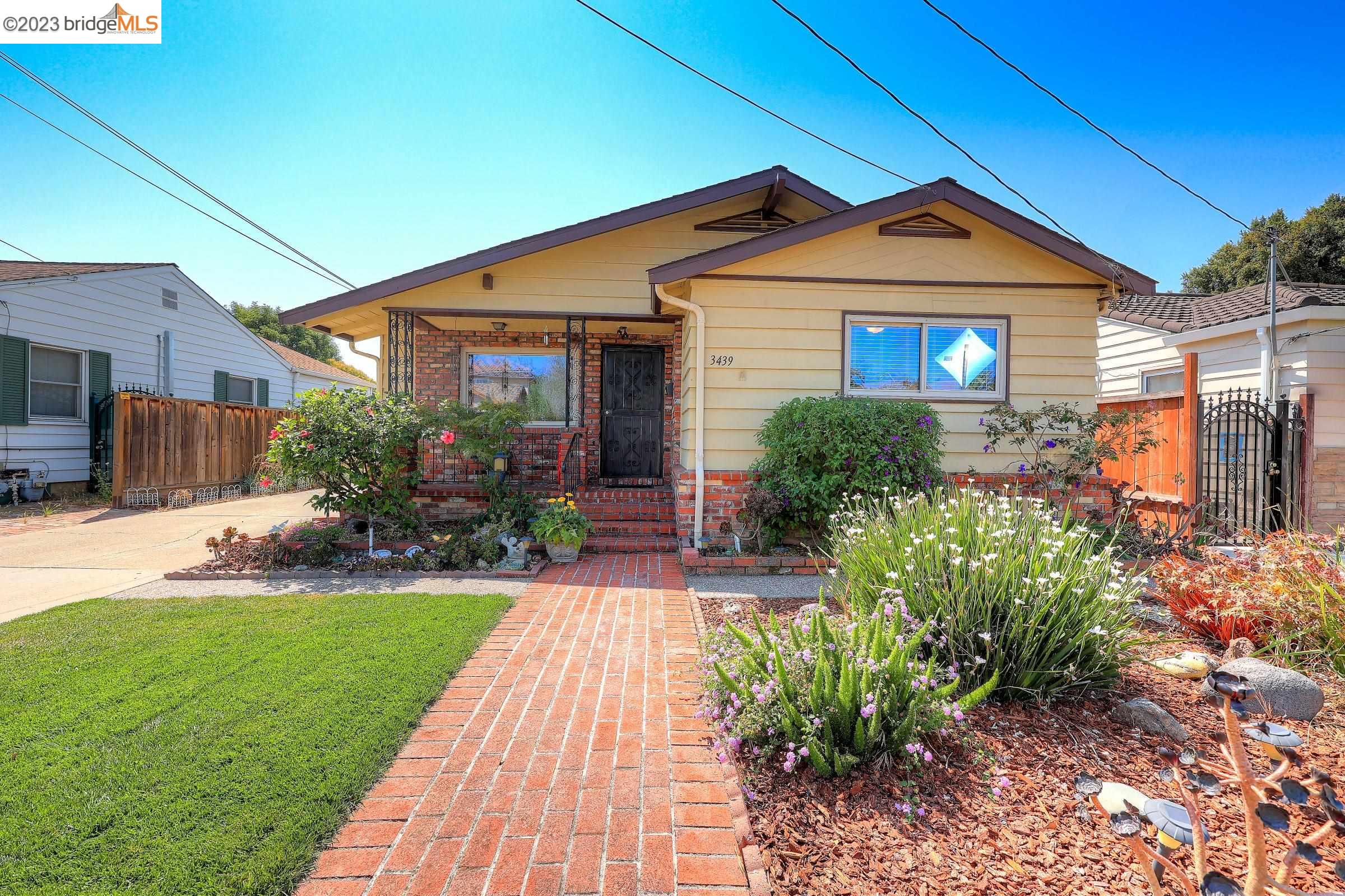 Detail Gallery Image 1 of 1 For 3439 Pine St, Castro Valley,  CA 94546 - 3 Beds | 2 Baths