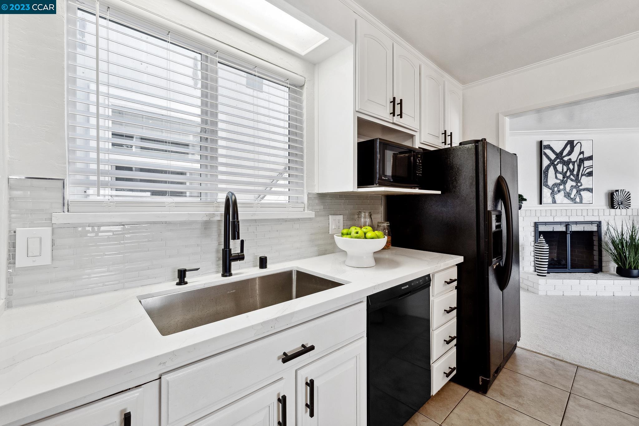 Detail Gallery Image 12 of 38 For 958 Ingerson Ave, San Francisco,  CA 94124 - 3 Beds | 3 Baths
