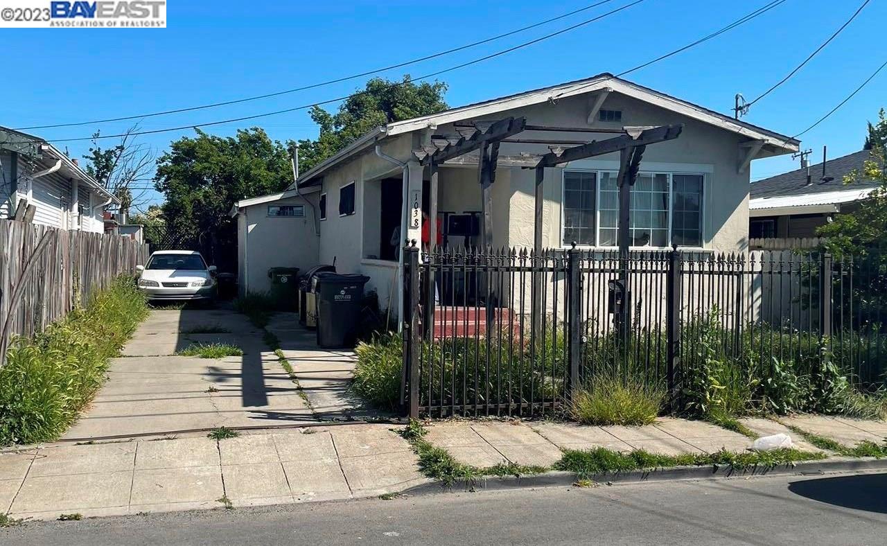 Detail Gallery Image 1 of 1 For 1038 72nd Ave, Oakland,  CA 94621 - 3 Beds | 1 Baths