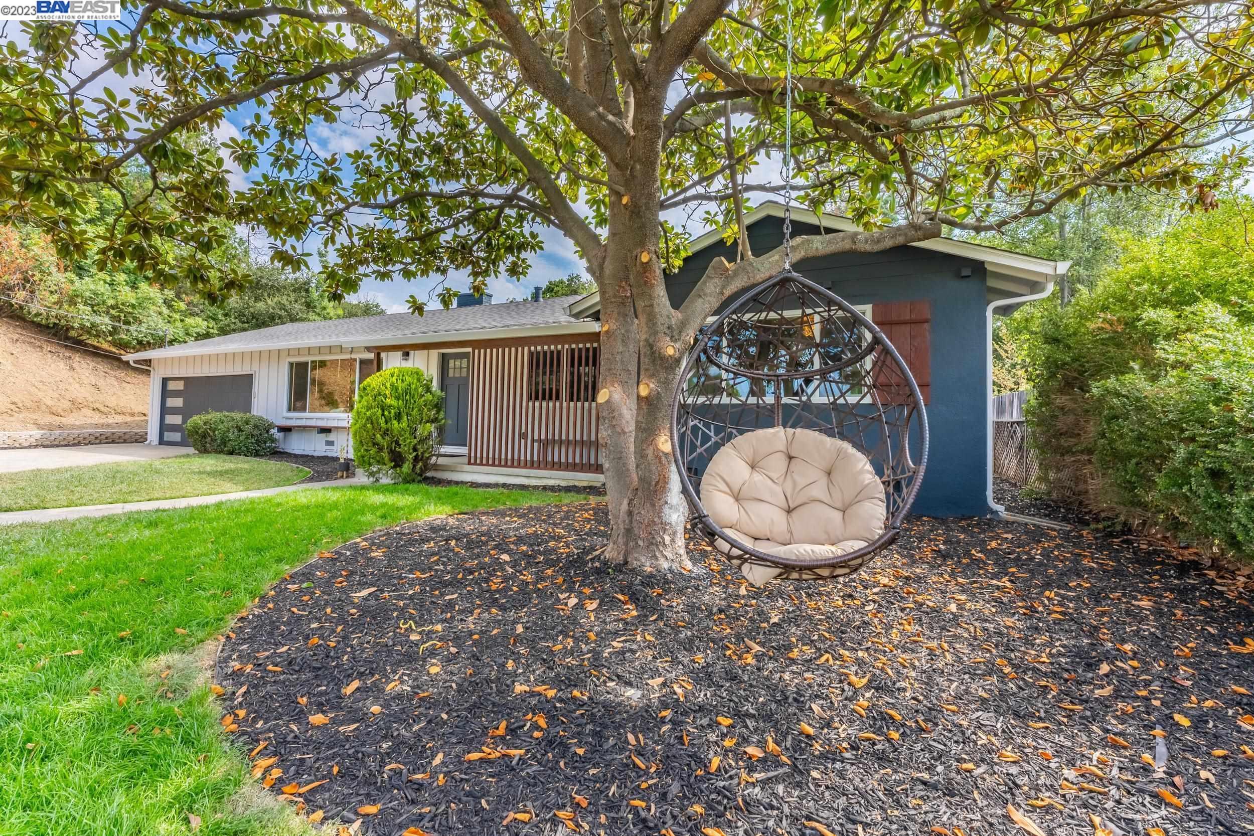 Detail Gallery Image 1 of 1 For 36 Key Ct, Oakland,  CA 94605 - 4 Beds | 2/1 Baths