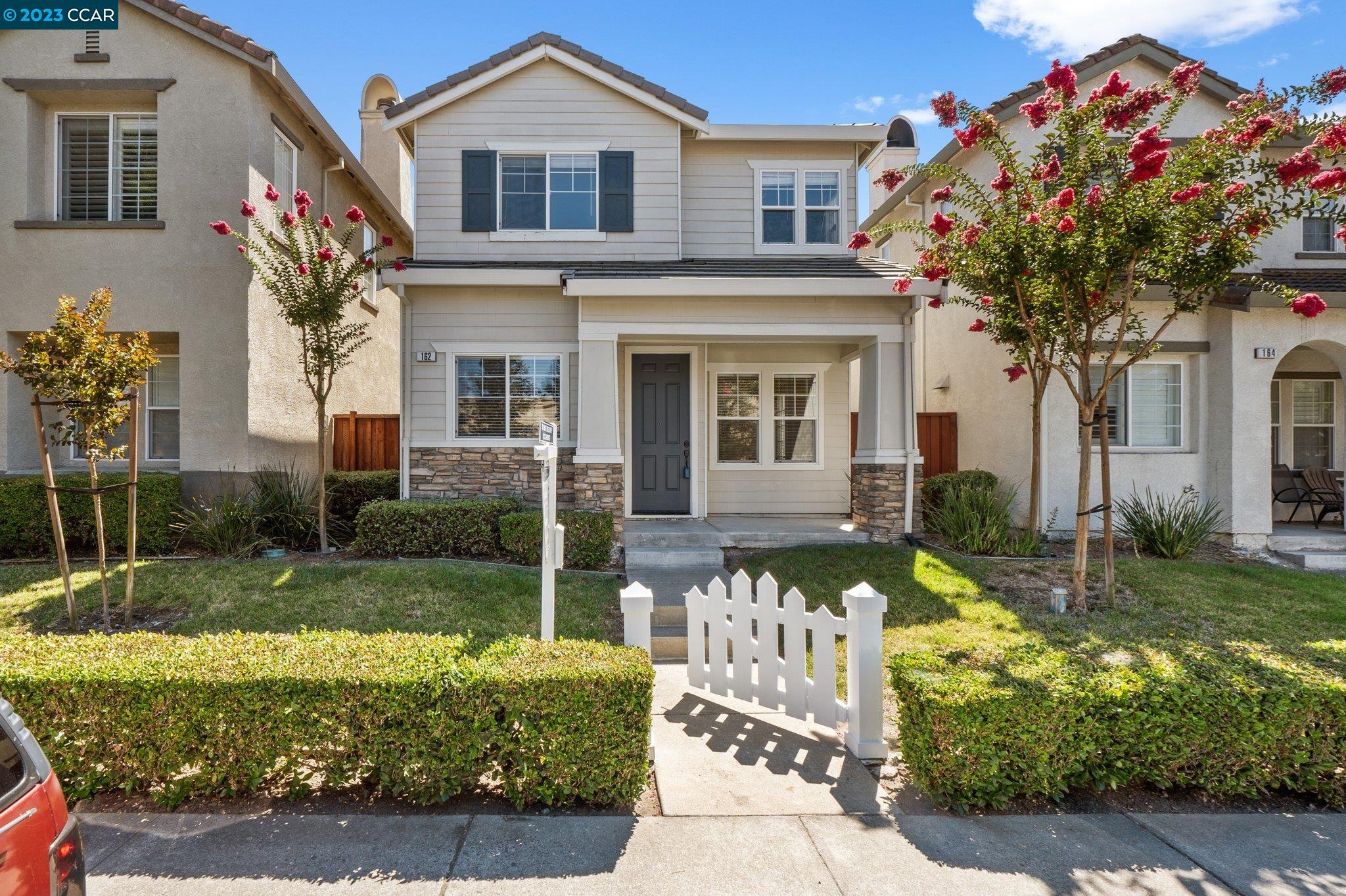 Detail Gallery Image 1 of 1 For 162 Crescent Plaza, Pleasant Hill,  CA 94523-5504 - 3 Beds | 2/1 Baths