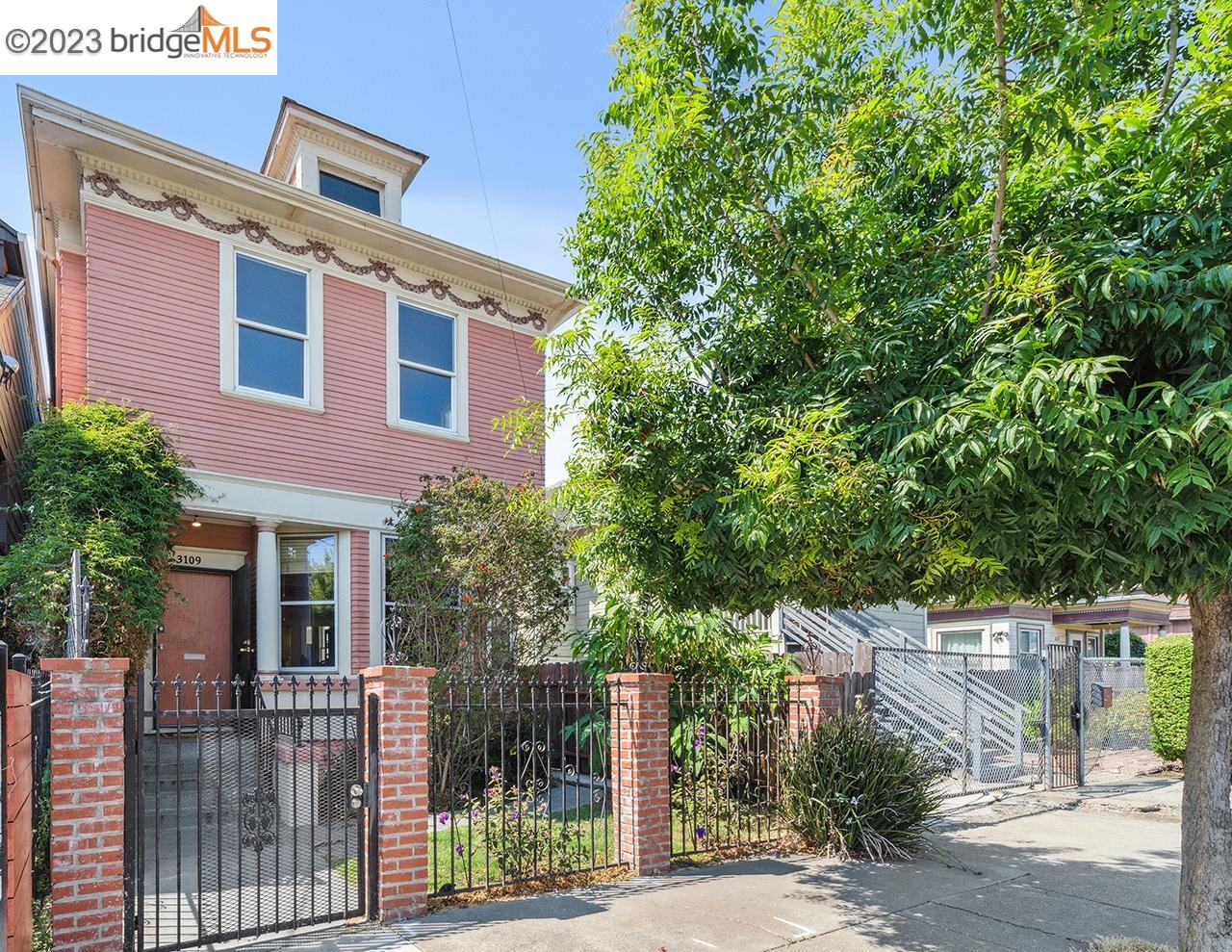 Detail Gallery Image 1 of 1 For 3109 Filbert St, Oakland,  CA 94608 - 3 Beds | 2 Baths