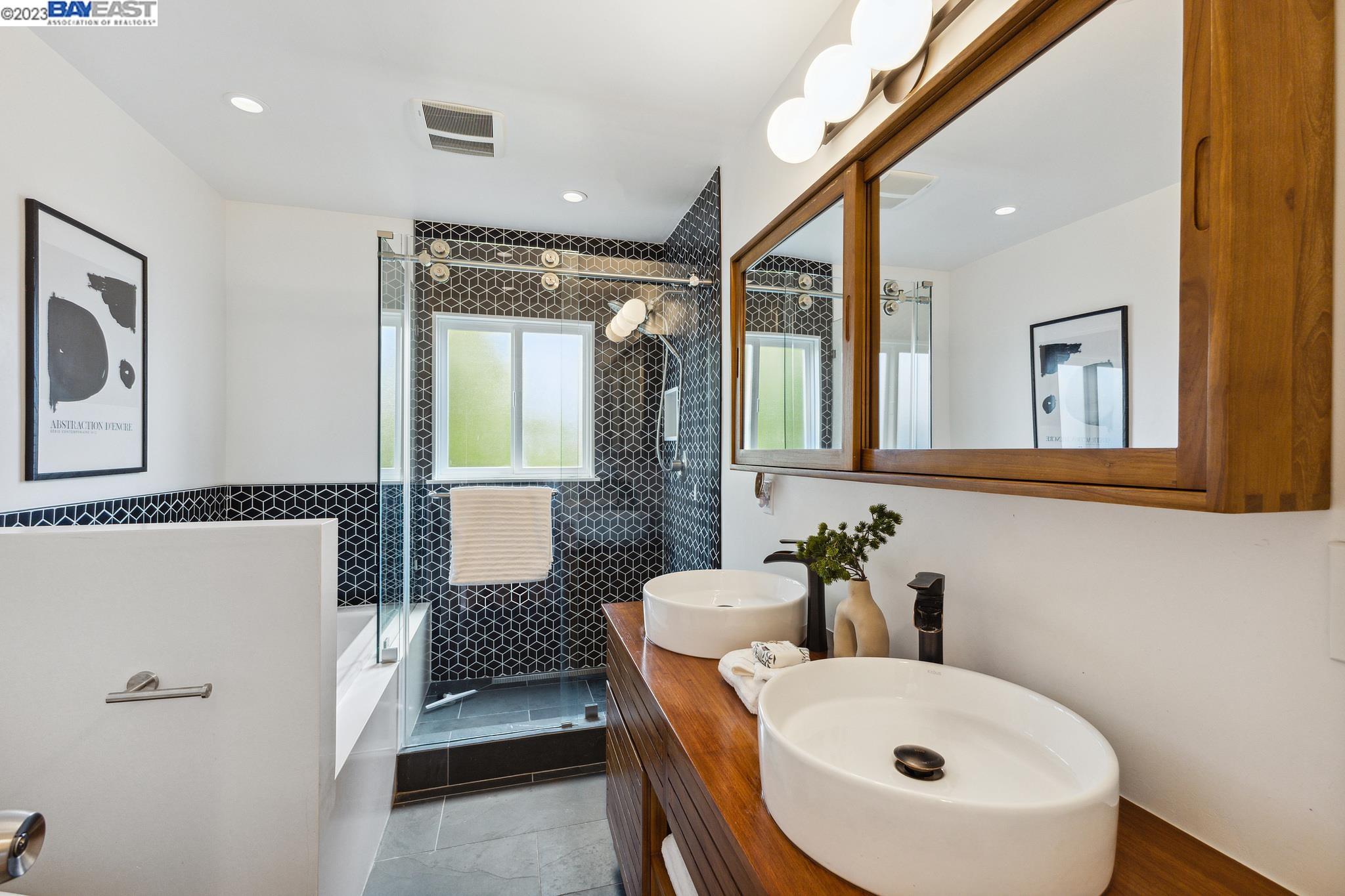 For Sale 2852 Alida St, Oakland, CA 94602 3 Beds / 2 Full Baths