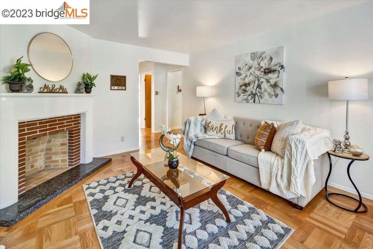 Detail Gallery Image 1 of 1 For 211 Bradford St, San Francisco,  CA 94110 - 3 Beds | 1 Baths
