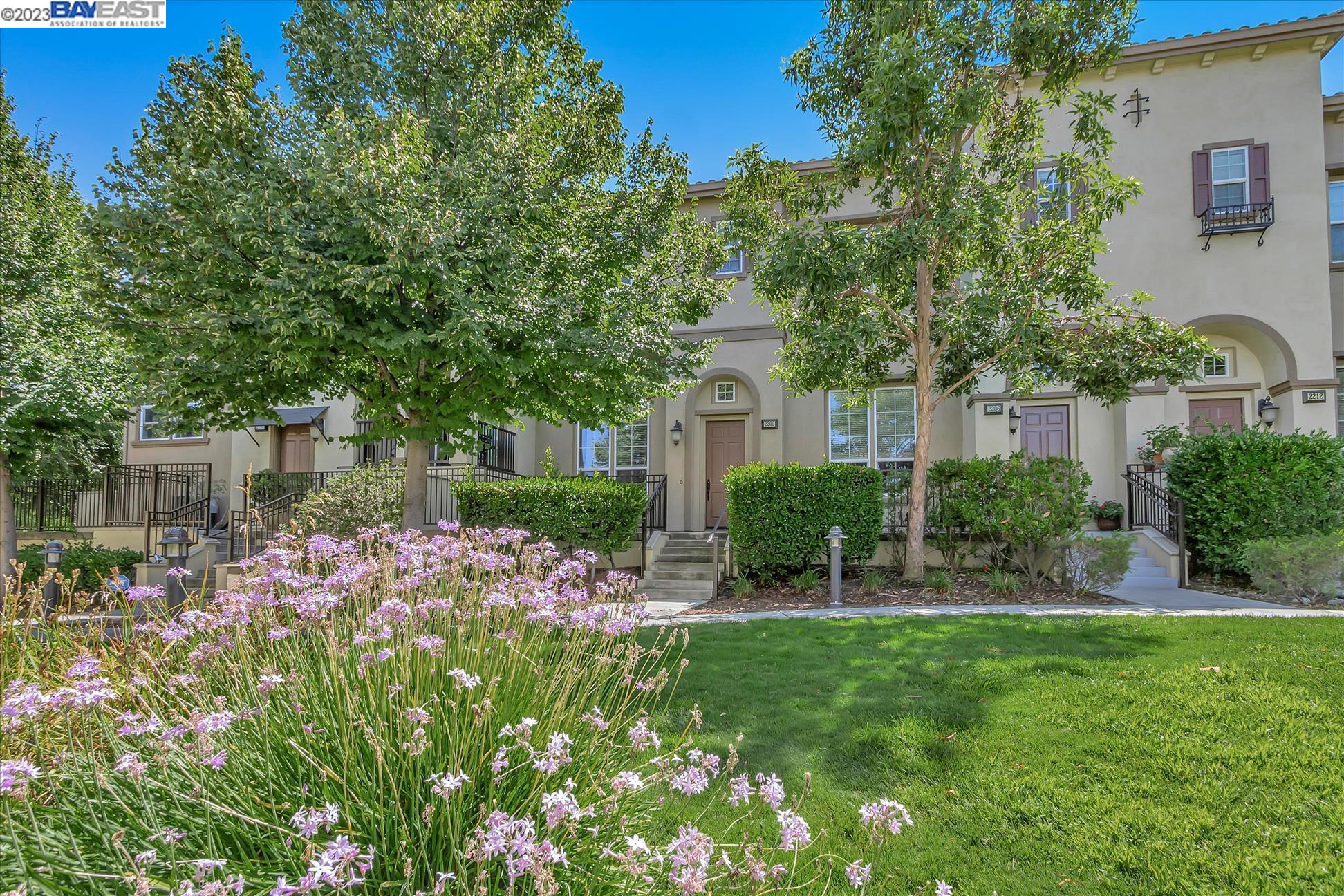 Detail Gallery Image 1 of 1 For 2200 Santoro Ln, San Jose,  CA 95124 - 3 Beds | 2/1 Baths