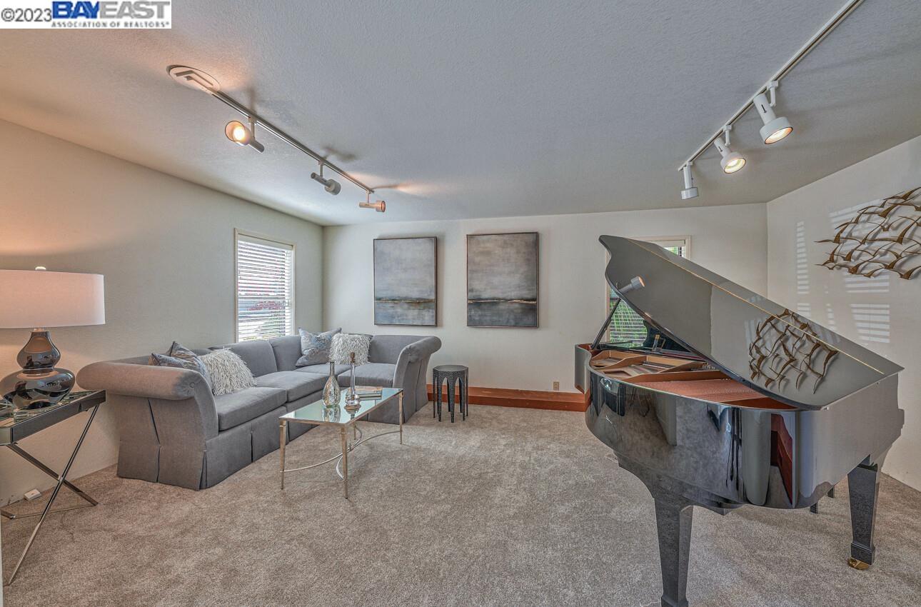 Detail Gallery Image 15 of 60 For 6 Wyndemere Vale, Monterey,  CA 93940 - 4 Beds | 3/1 Baths