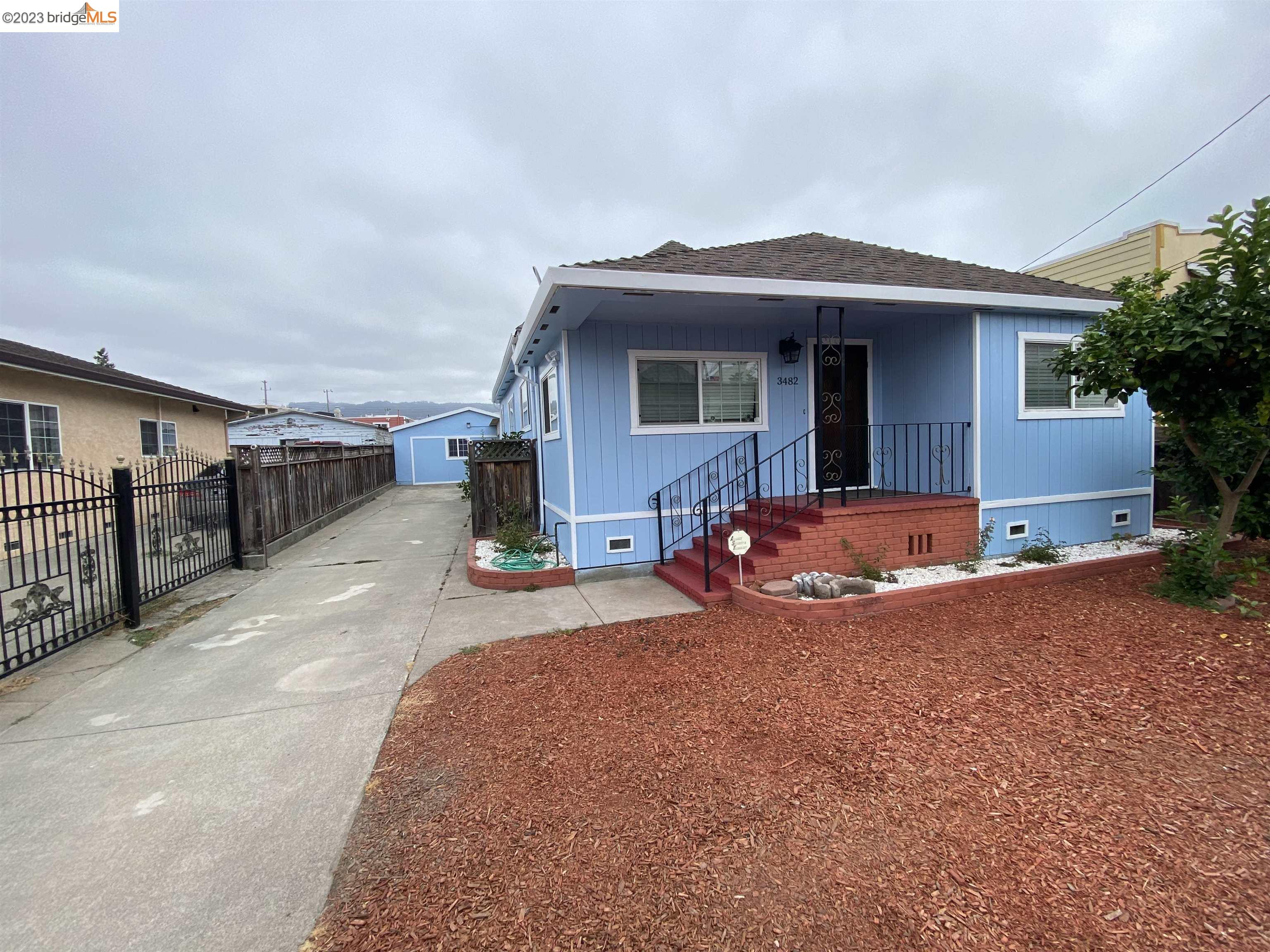 This Charming Bungalow offers 3Bedrooms / 2Bathrooms with the long Driveway  natural light to the house ,hardwood floors  and very spacious house  Easy access to FW 580 & FW 880   very convenient to School , Local Grocery store in Fruitvale area and many more ......  security Gate
