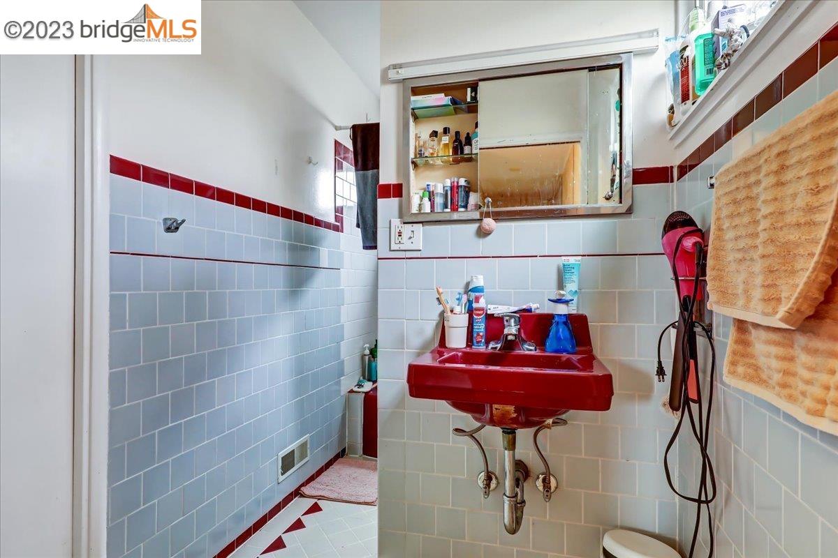 Detail Gallery Image 9 of 55 For 1345 Ward St, Berkeley,  CA 94702 - – Beds | – Baths
