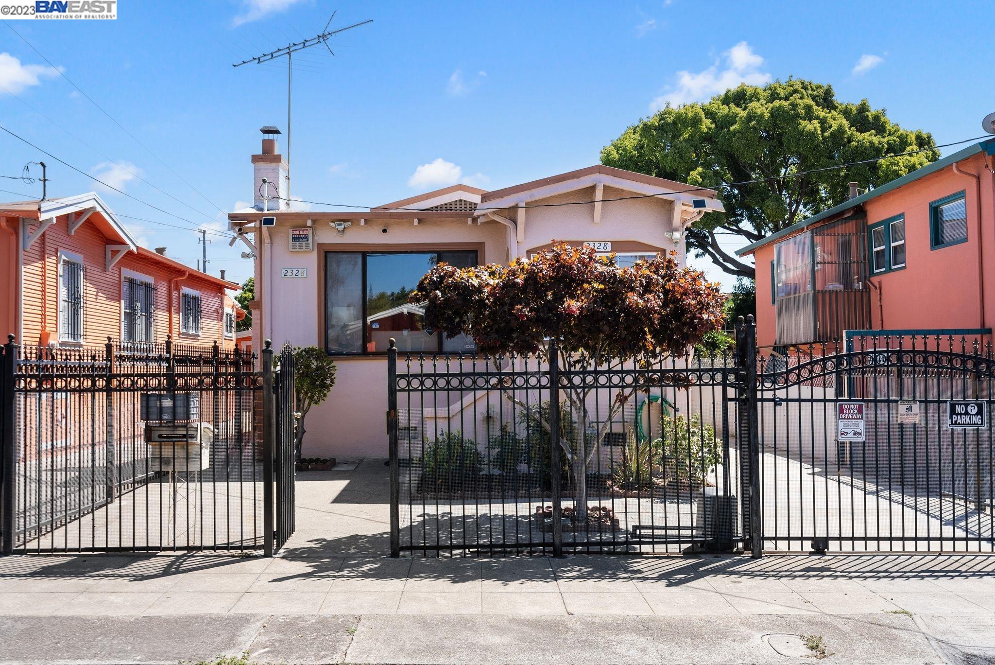 Detail Gallery Image 1 of 1 For 2328 Bartlett St, Oakland,  CA 94601 - 3 Beds | 1/1 Baths