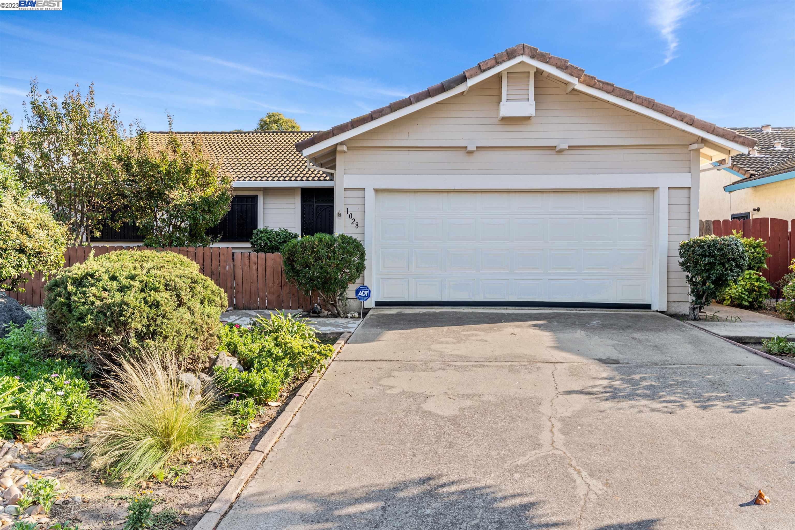 Detail Gallery Image 1 of 1 For 1028 Summerview Dr, Stockton,  CA 95210 - 3 Beds | 2 Baths