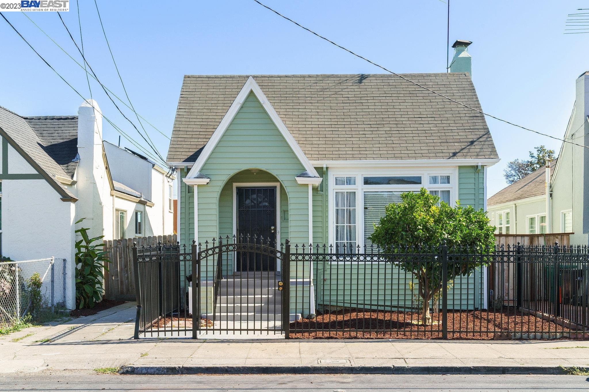 Detail Gallery Image 1 of 1 For 1532 69th Ave, Oakland,  CA 94621 - 2 Beds | 1 Baths