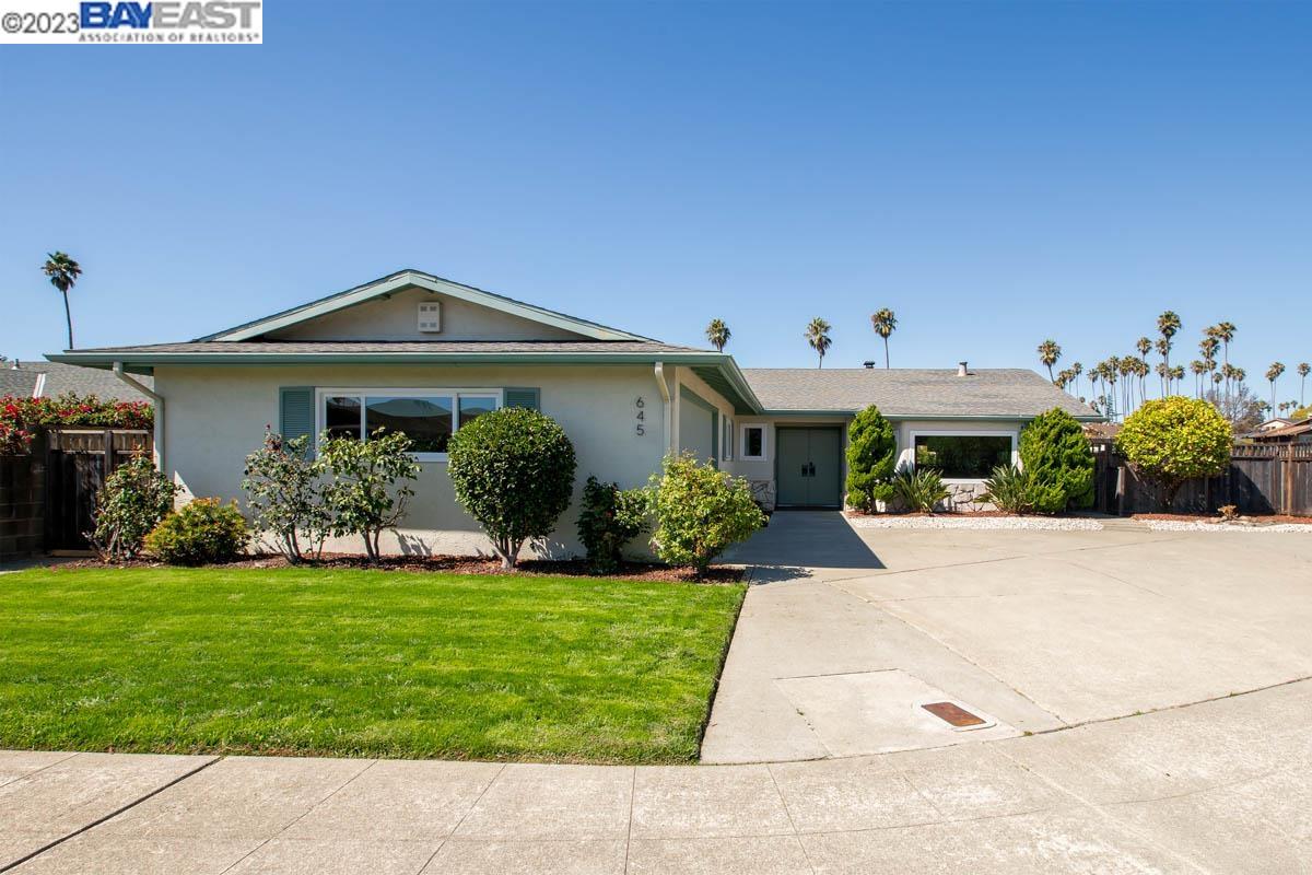 Detail Gallery Image 1 of 1 For 645 Waterfall Isle, Alameda,  CA 94501 - 4 Beds | 2 Baths