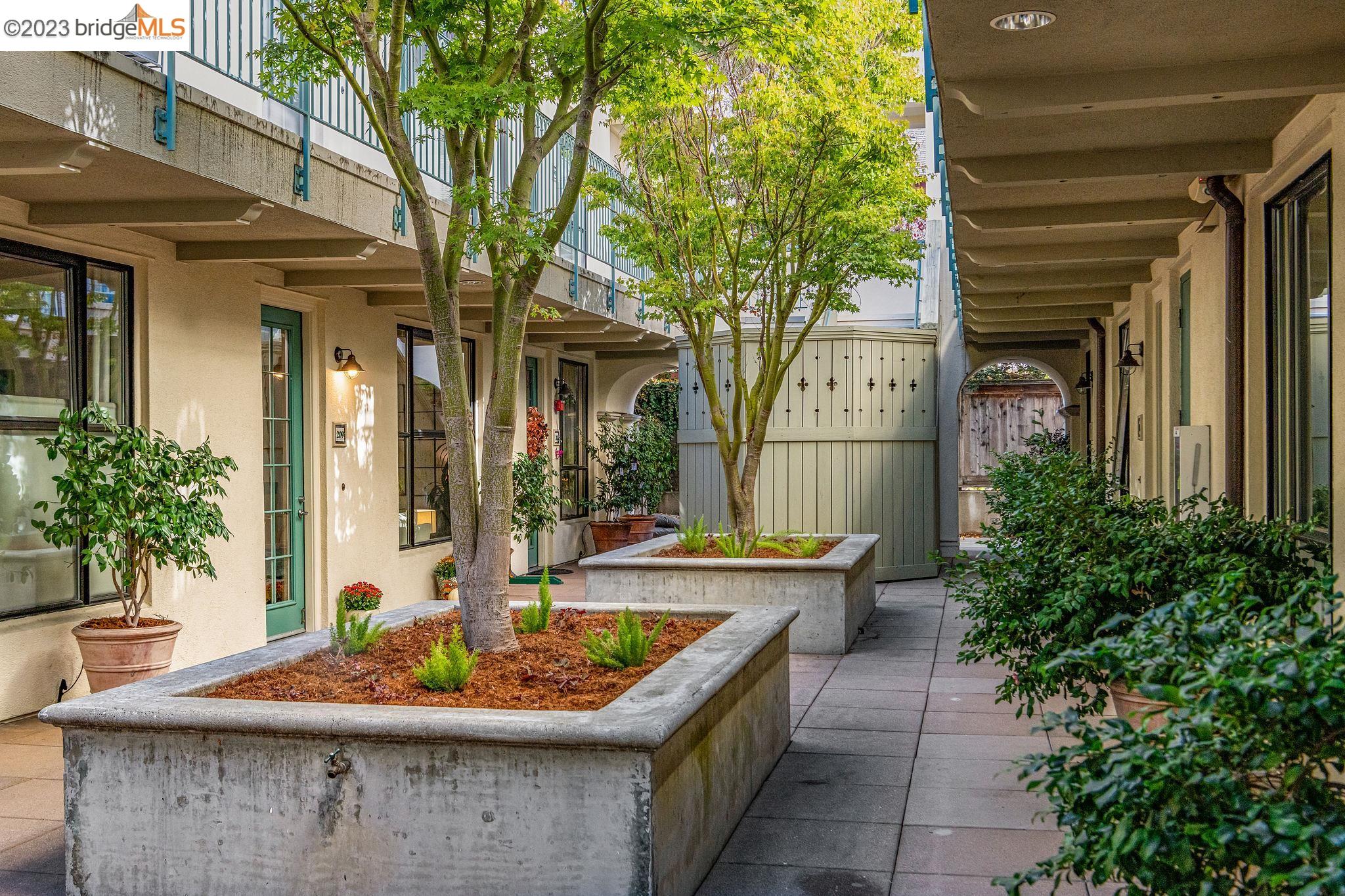 Detail Gallery Image 1 of 1 For 4395 Piedmont Ave #E209,  Oakland,  CA 94611 - 1 Beds | 1 Baths