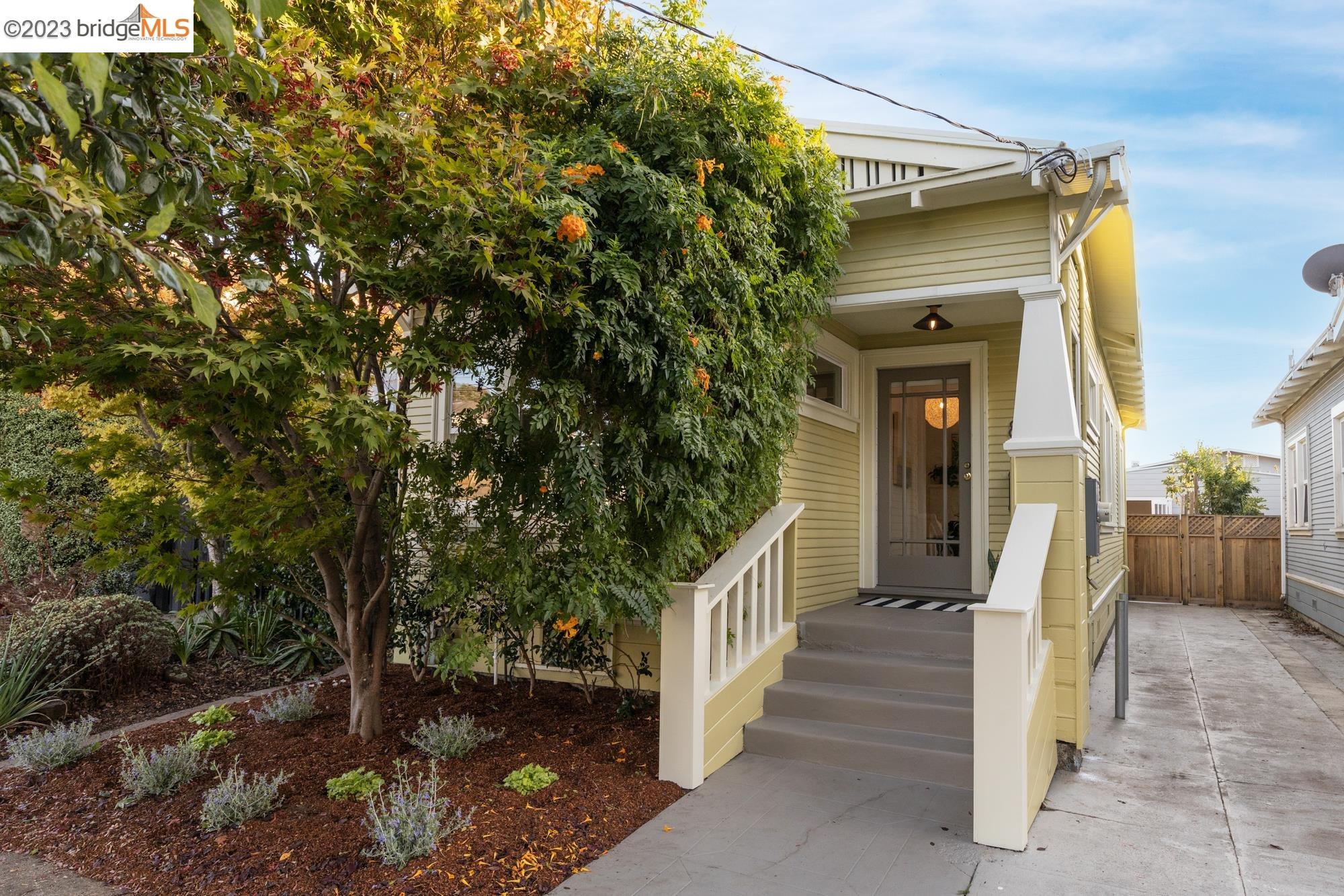 Detail Gallery Image 1 of 1 For 811 46th St, Oakland,  CA 94608 - 2 Beds | 2 Baths