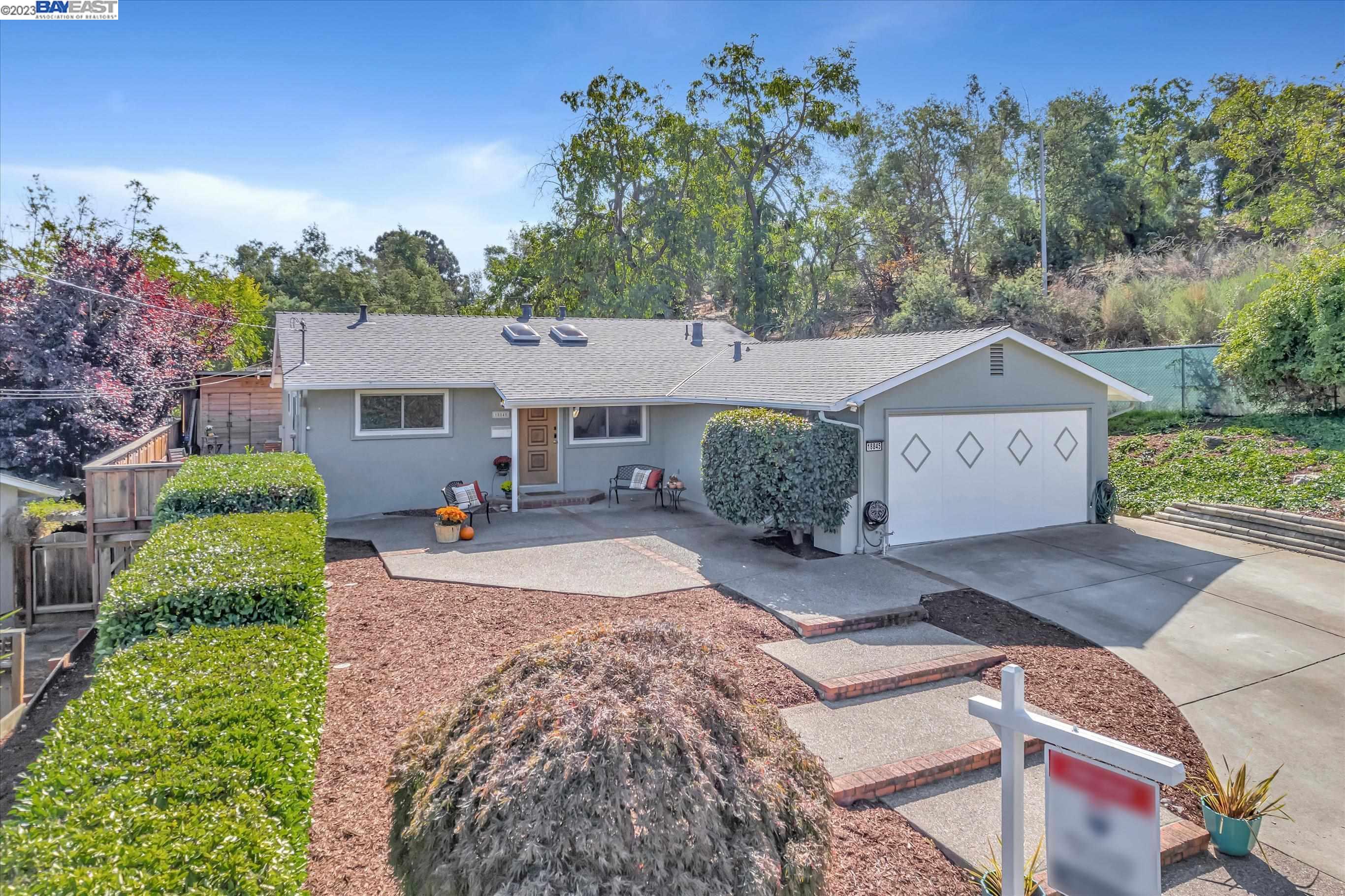 Detail Gallery Image 1 of 1 For 18845 Carlton Ave, Castro Valley,  CA 94546 - 3 Beds | 2 Baths