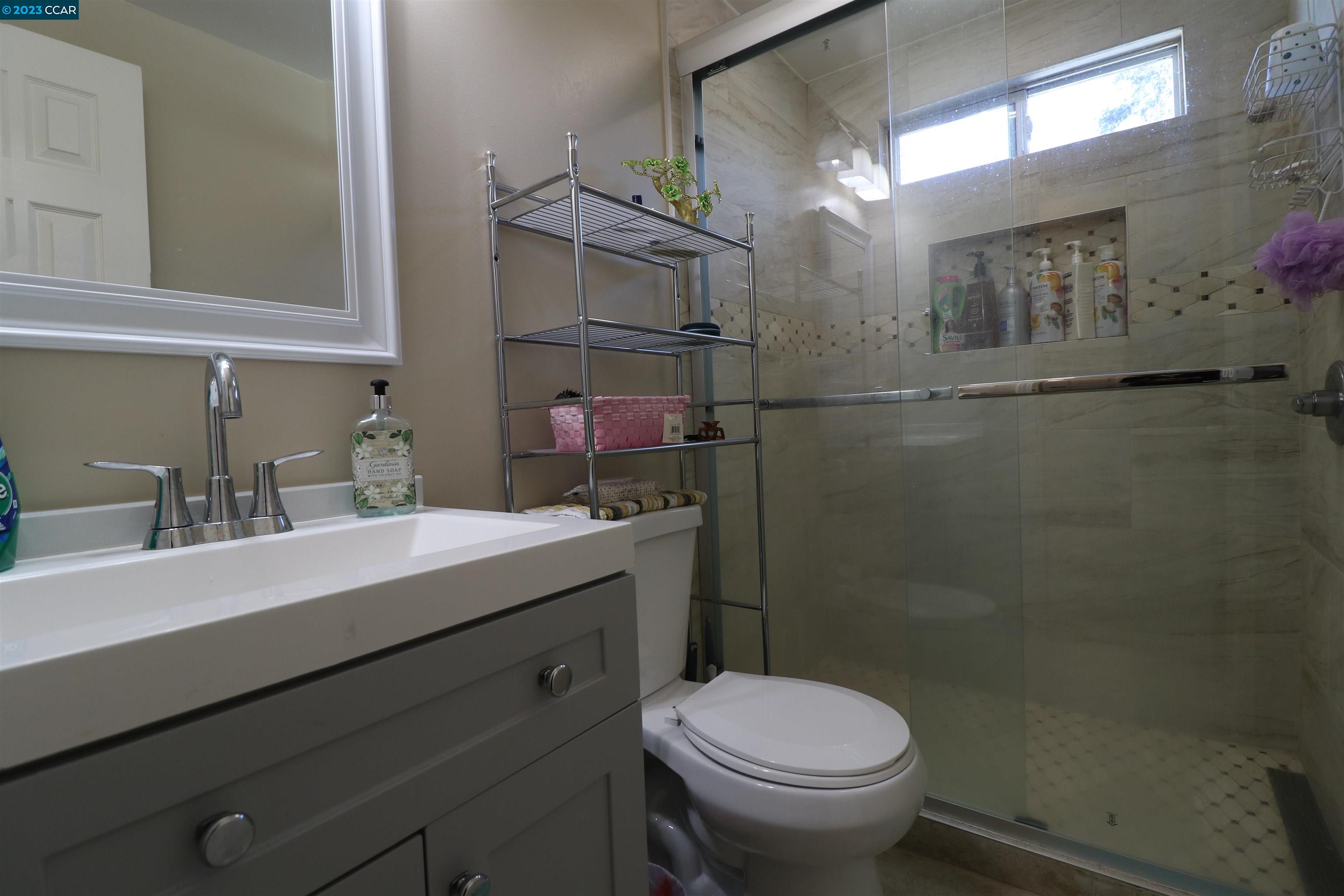 Detail Gallery Image 5 of 23 For 1588 H St, Union City,  CA 94587 - 2 Beds | 2 Baths