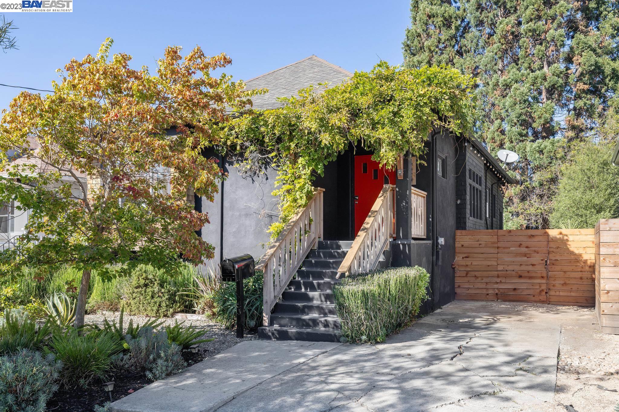 Detail Gallery Image 1 of 1 For 826 Aileen St, Oakland,  CA 94608 - 2 Beds | 1/1 Baths