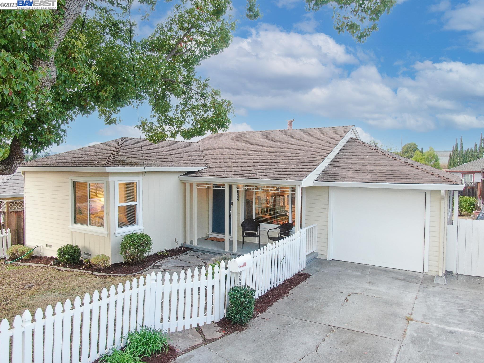 Detail Gallery Image 1 of 1 For 2690 Watson St, Castro Valley,  CA 94546 - 3 Beds | 1 Baths