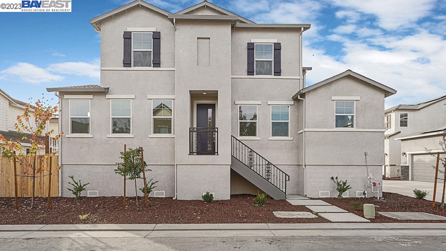 Detail Gallery Image 2 of 38 For 1737 Bella Lago Dr, Stockton,  CA 95206 - 5 Beds | 2/1 Baths