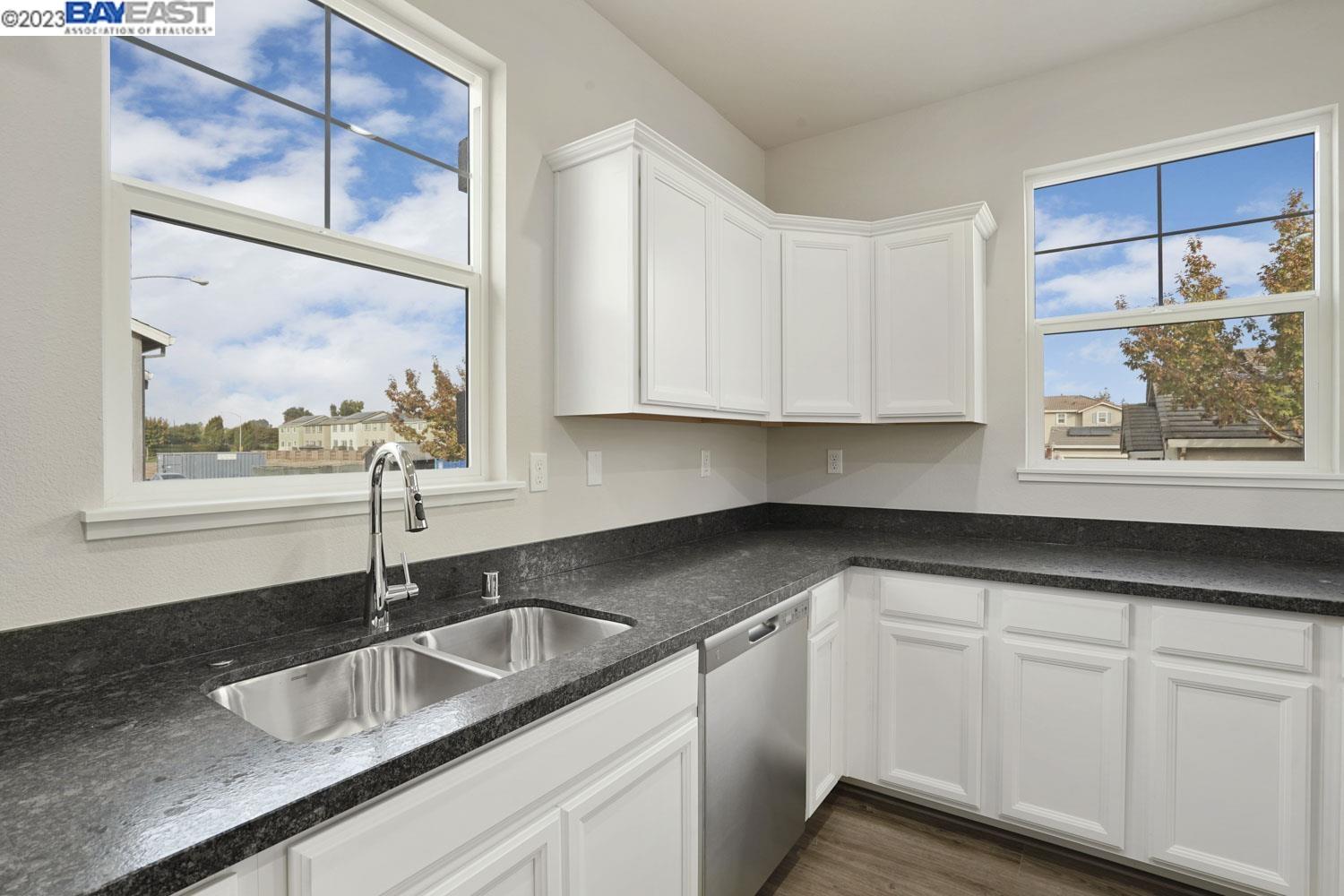 Detail Gallery Image 11 of 38 For 1737 Bella Lago Dr, Stockton,  CA 95206 - 5 Beds | 2/1 Baths