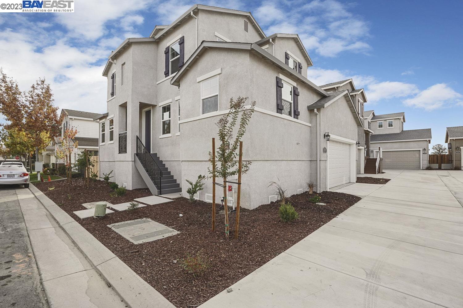Detail Gallery Image 3 of 38 For 1737 Bella Lago Dr, Stockton,  CA 95206 - 5 Beds | 2/1 Baths