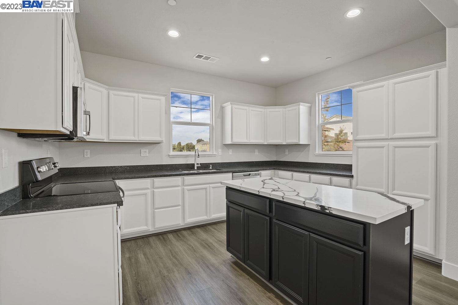 Detail Gallery Image 7 of 38 For 1737 Bella Lago Dr, Stockton,  CA 95206 - 5 Beds | 2/1 Baths