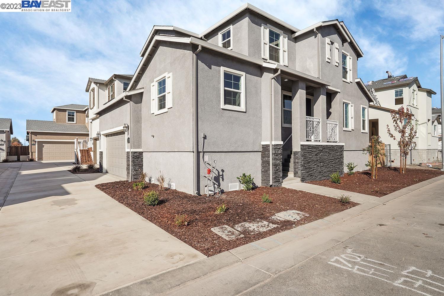 Detail Gallery Image 3 of 39 For 1705 Bella Lago Dr, Stockton,  CA 95206 - 5 Beds | 2/1 Baths