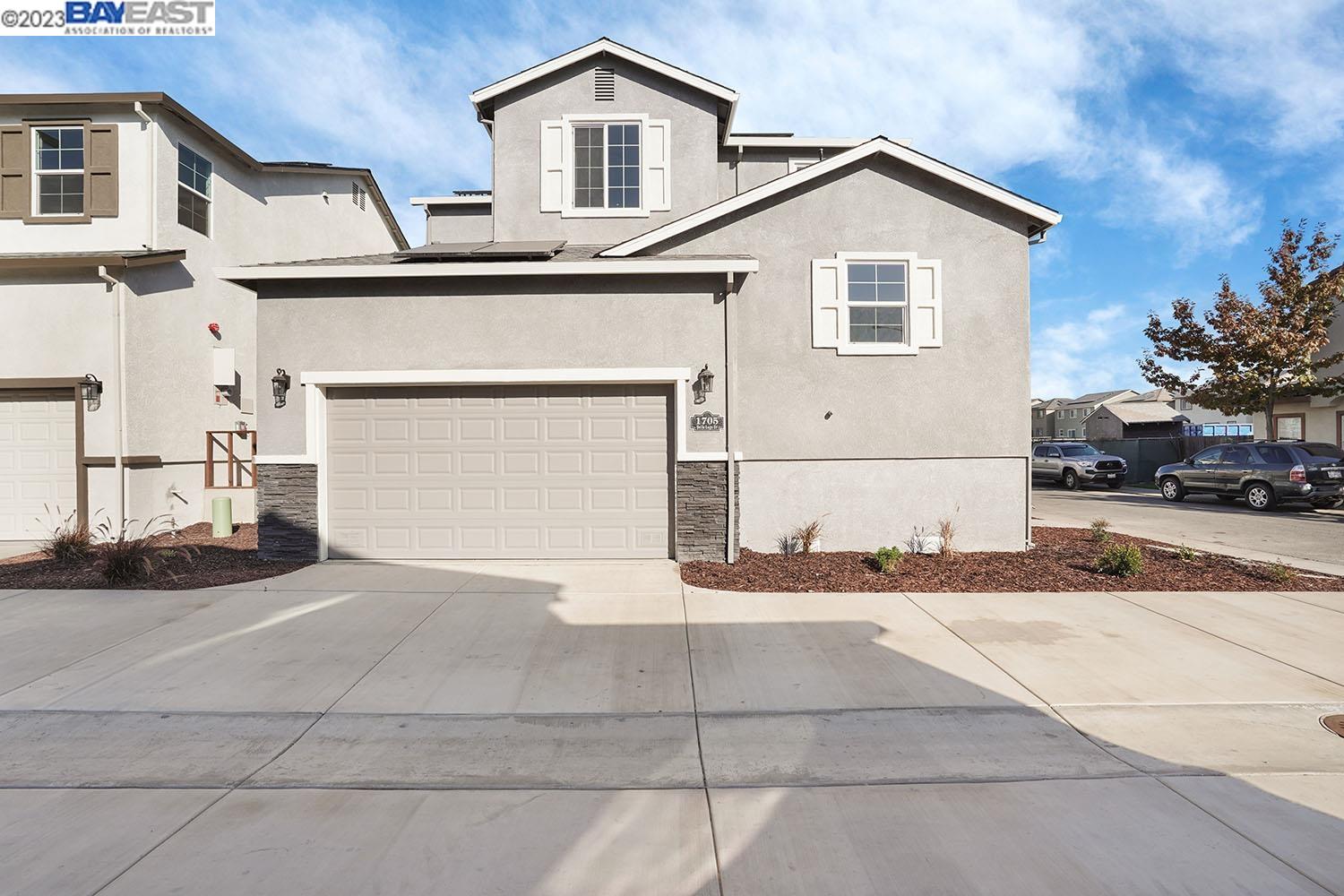 Detail Gallery Image 4 of 39 For 1705 Bella Lago Dr, Stockton,  CA 95206 - 5 Beds | 2/1 Baths