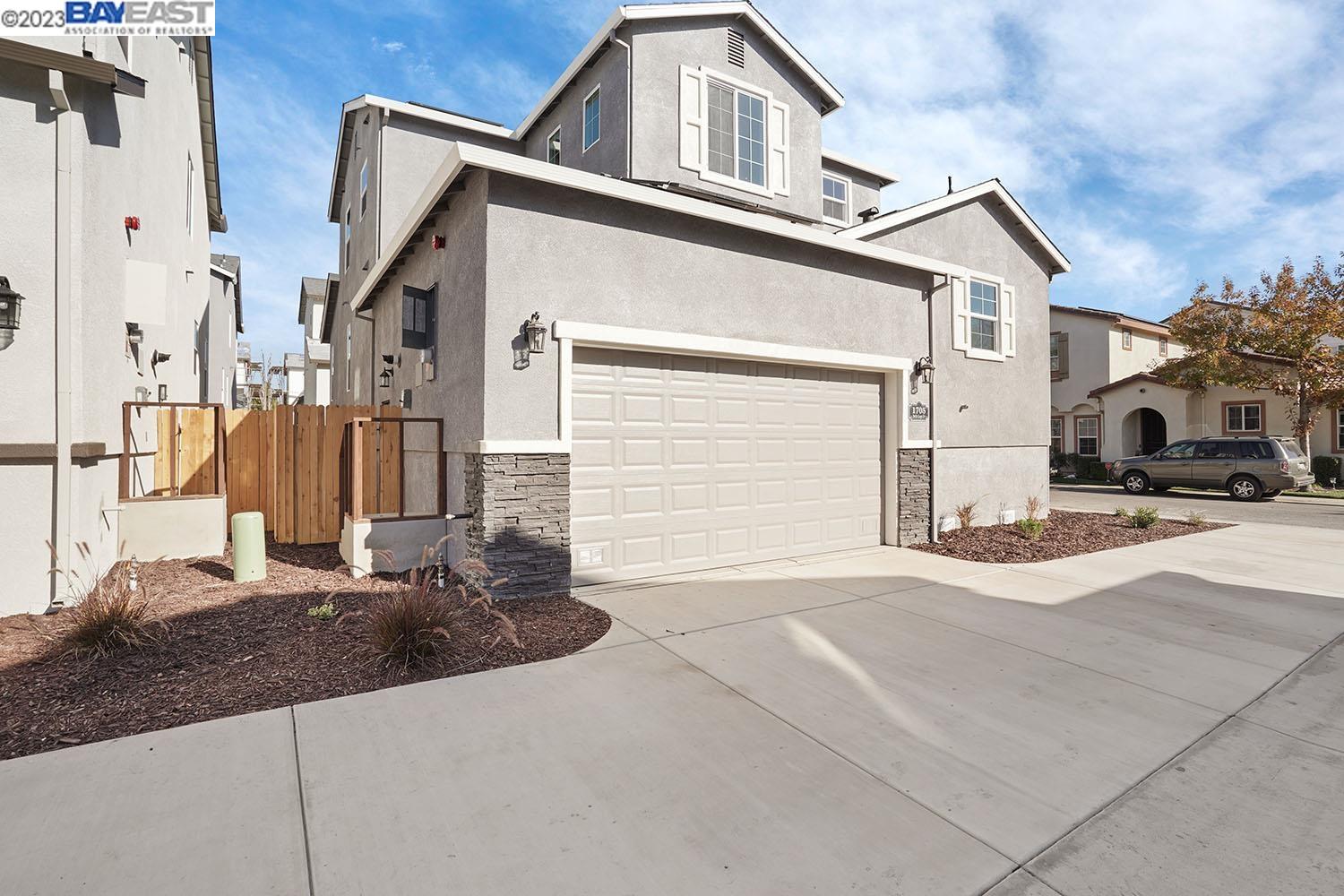 Detail Gallery Image 5 of 39 For 1705 Bella Lago Dr, Stockton,  CA 95206 - 5 Beds | 2/1 Baths
