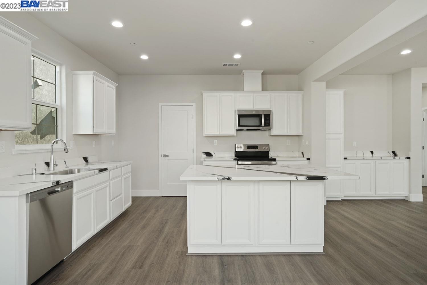 Detail Gallery Image 12 of 36 For 1711 Bella Lago Dr, Stockton,  CA 95206 - 4 Beds | 2/1 Baths