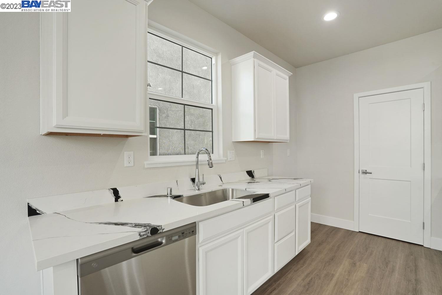 Detail Gallery Image 13 of 36 For 1711 Bella Lago Dr, Stockton,  CA 95206 - 4 Beds | 2/1 Baths