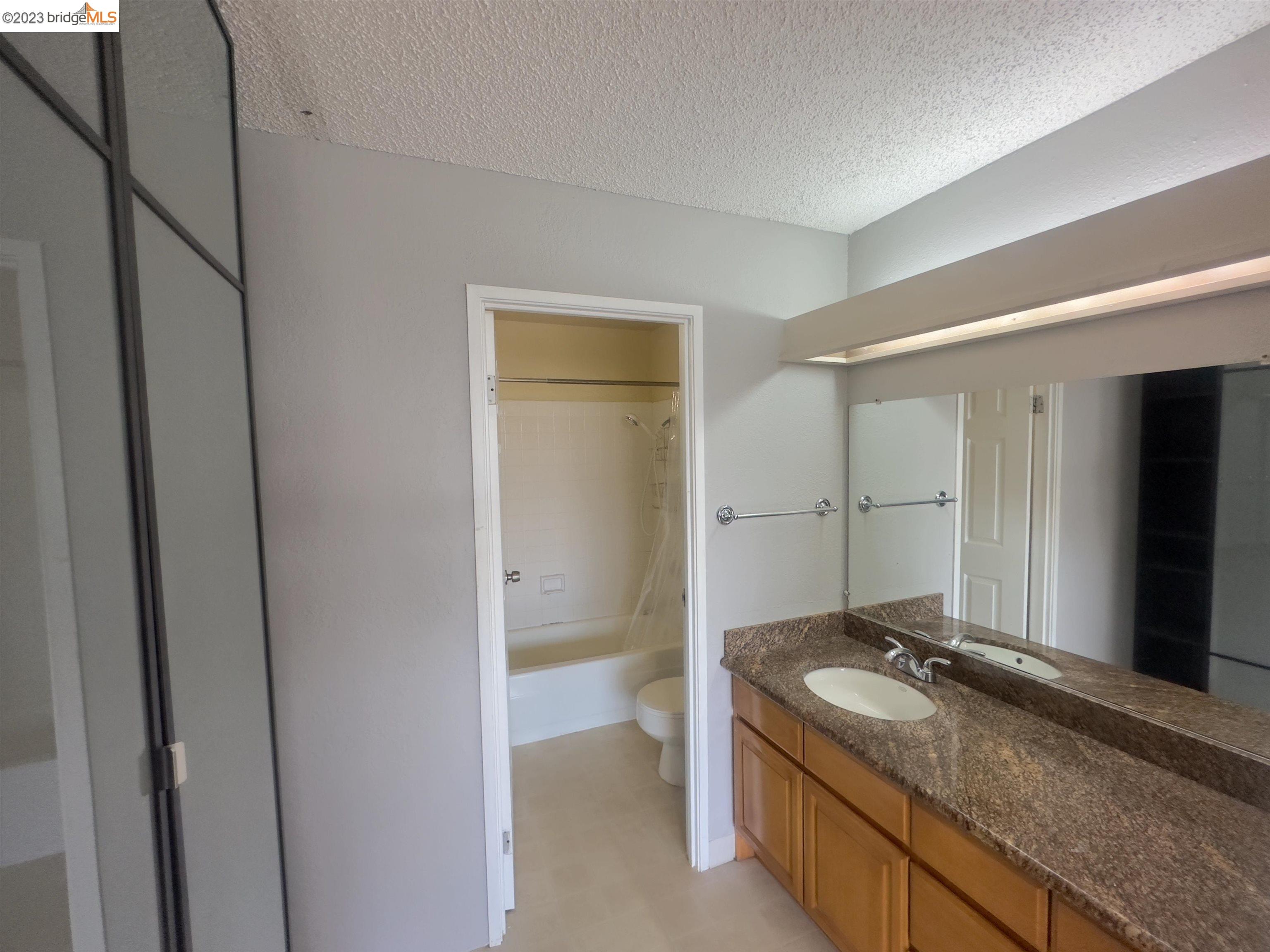 Detail Gallery Image 11 of 14 For 555 Pierce St #1520,  Albany,  CA 94706 - 2 Beds | 2 Baths