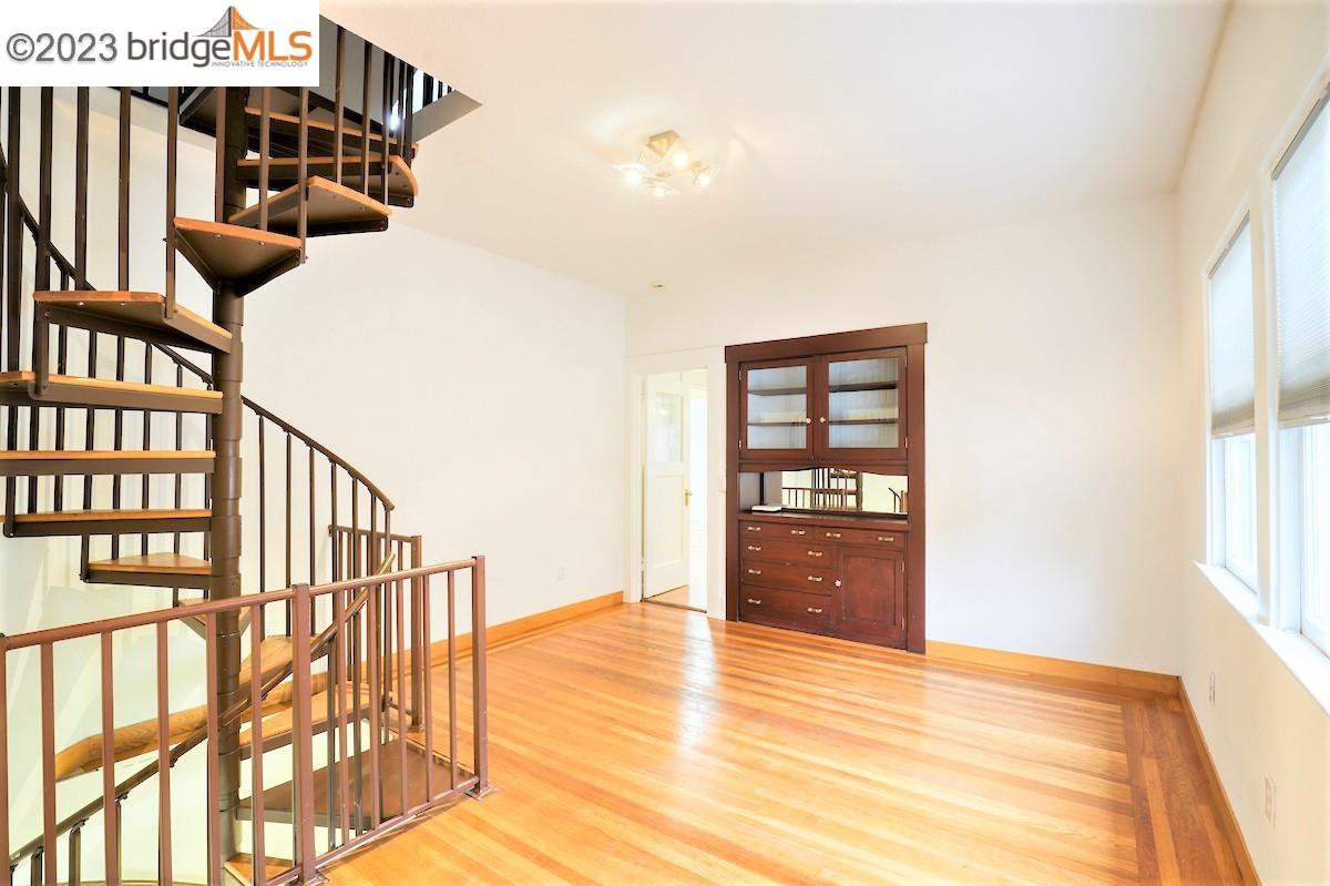 Detail Gallery Image 1 of 1 For 5142 Clarke St #5142,  Oakland,  CA 94609 - 3 Beds | 2 Baths