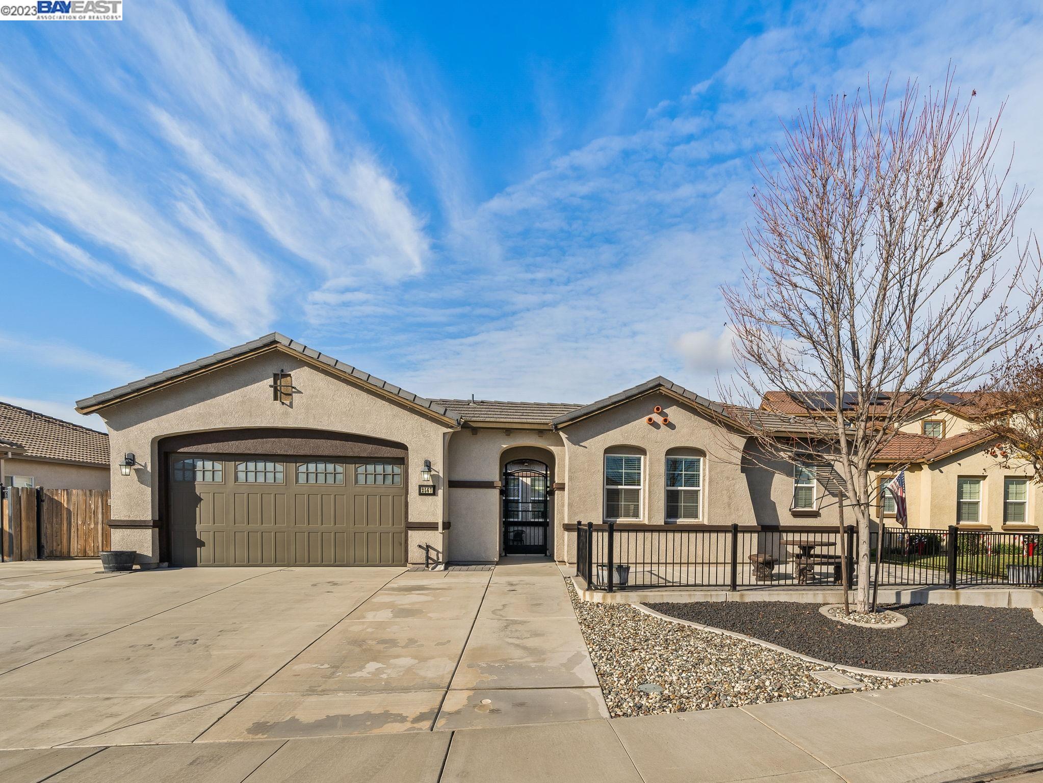 Detail Gallery Image 1 of 1 For 2567 Carefree Way, Manteca,  CA 95336 - 3 Beds | 3 Baths