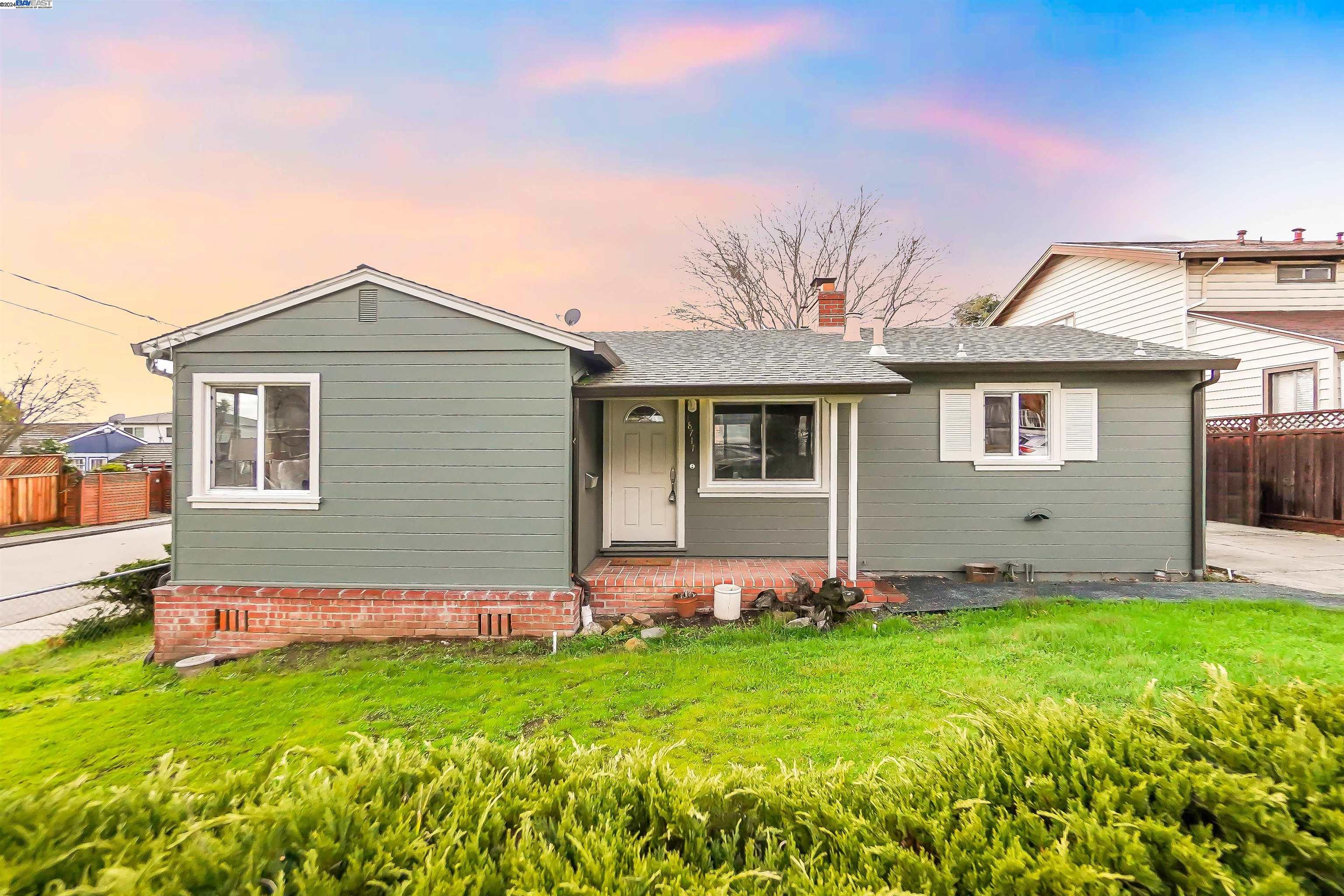 Detail Gallery Image 1 of 1 For 18717 Crest Ave, Castro Valley,  CA 94546 - 3 Beds | 1/1 Baths