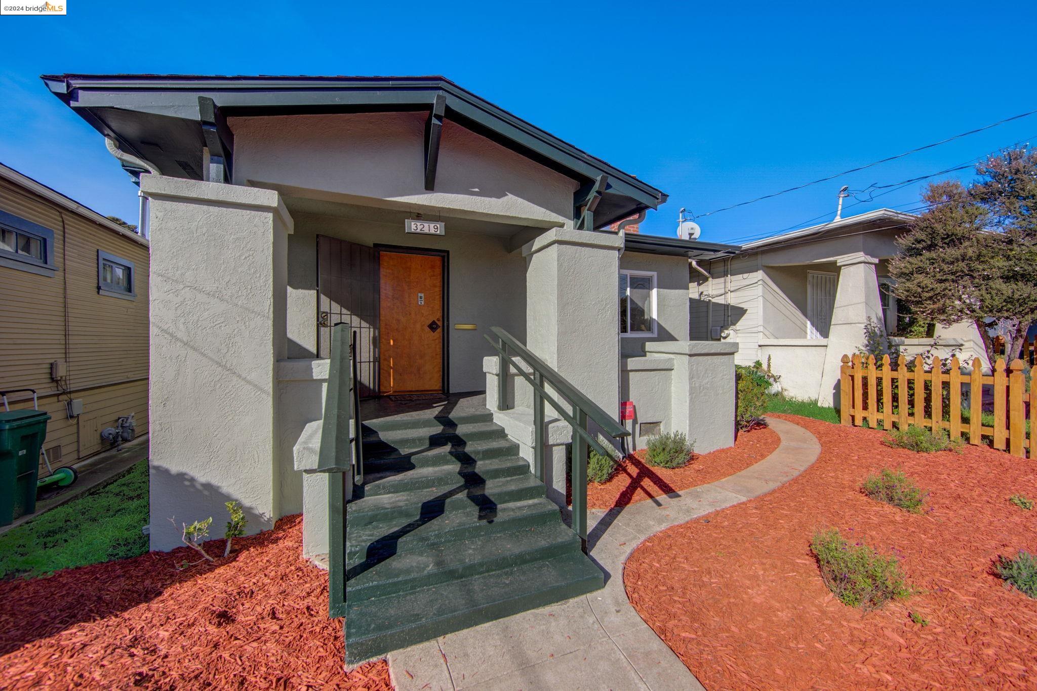 Detail Gallery Image 1 of 1 For 3219 Laurel Ave, Oakland,  CA 94602 - 2 Beds | 2 Baths