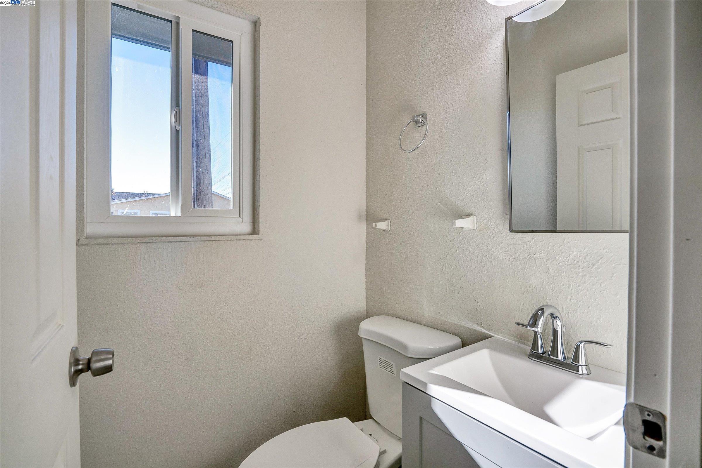 Detail Gallery Image 9 of 17 For 5900 Hayes St a,  Oakland,  CA 94605 - 3 Beds | 1/1 Baths
